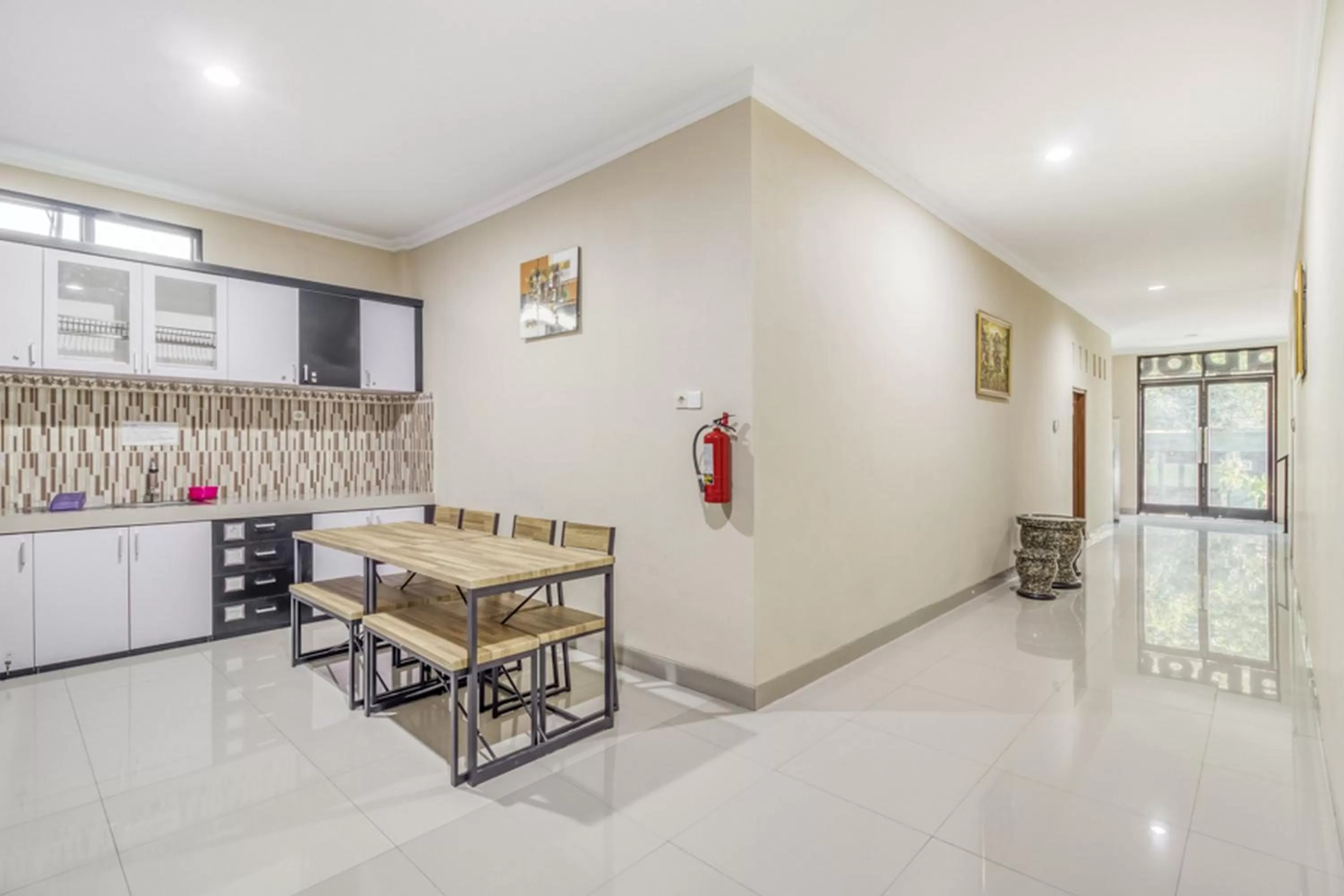 Kitchen or kitchenette in RedDoorz near Jogja National Museum