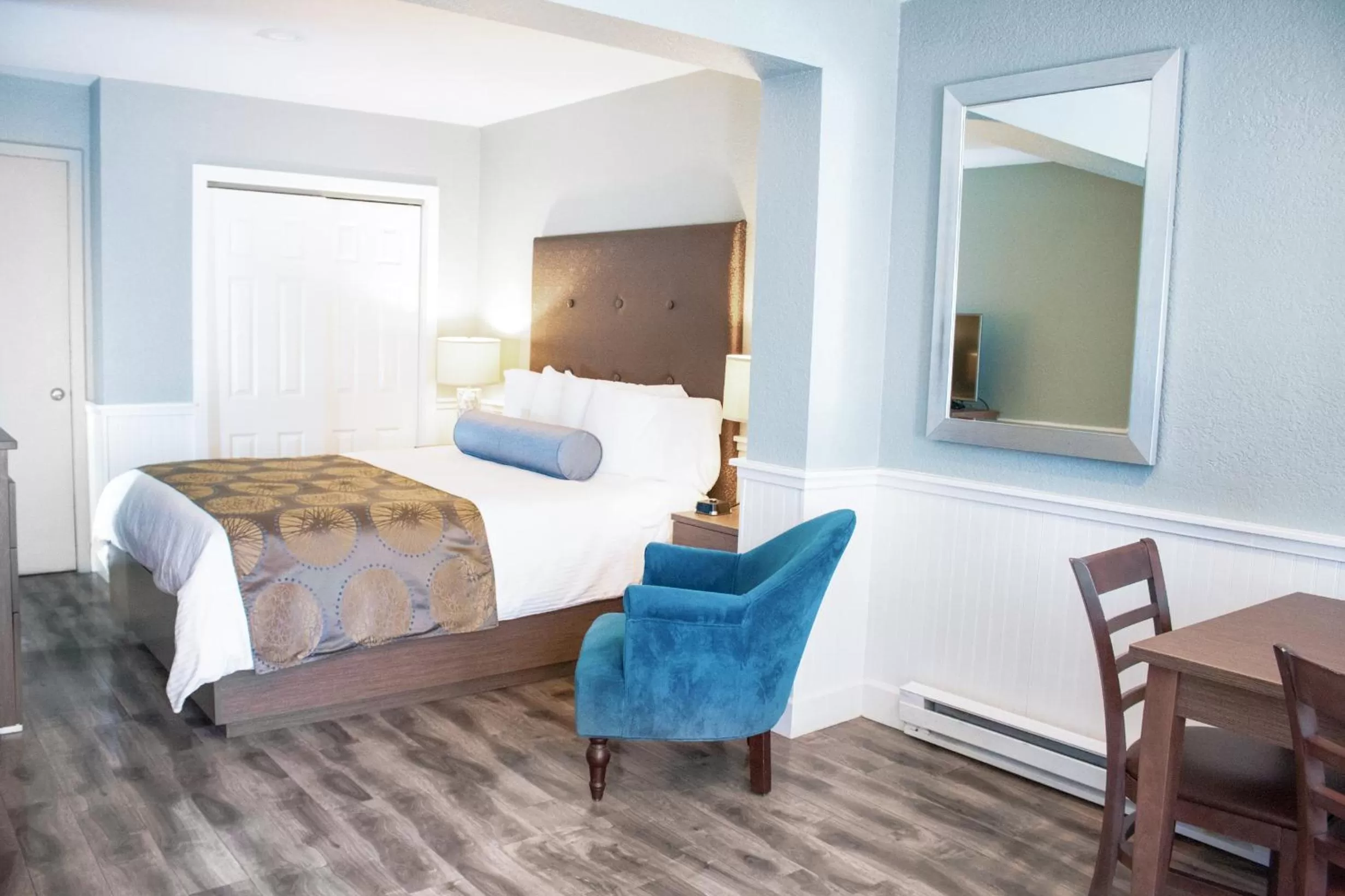 Bed in Ocean Echo Inn & Beach Cottages