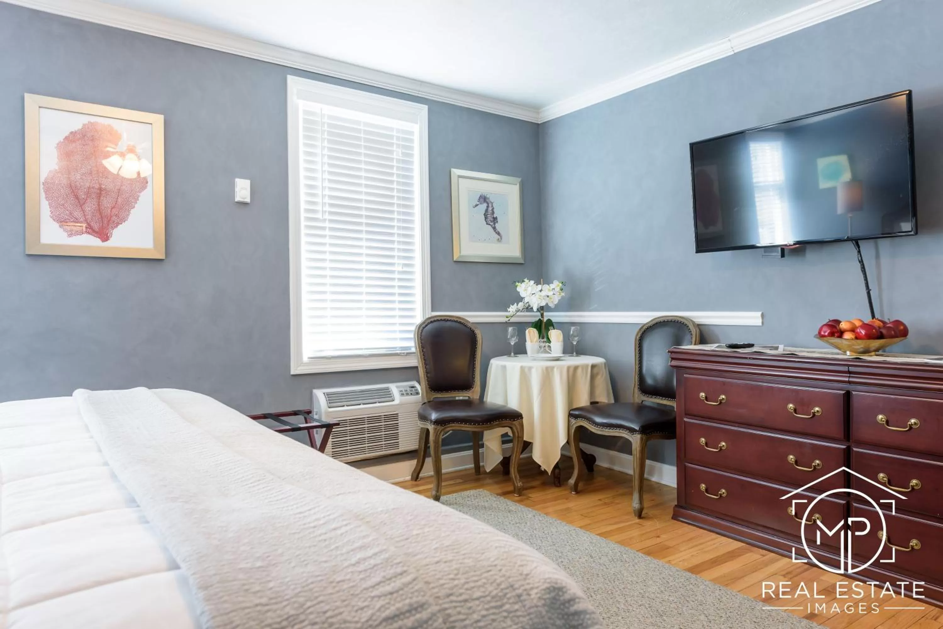 Seating area, TV/Entertainment Center in Bouchard Restaurant & Inn