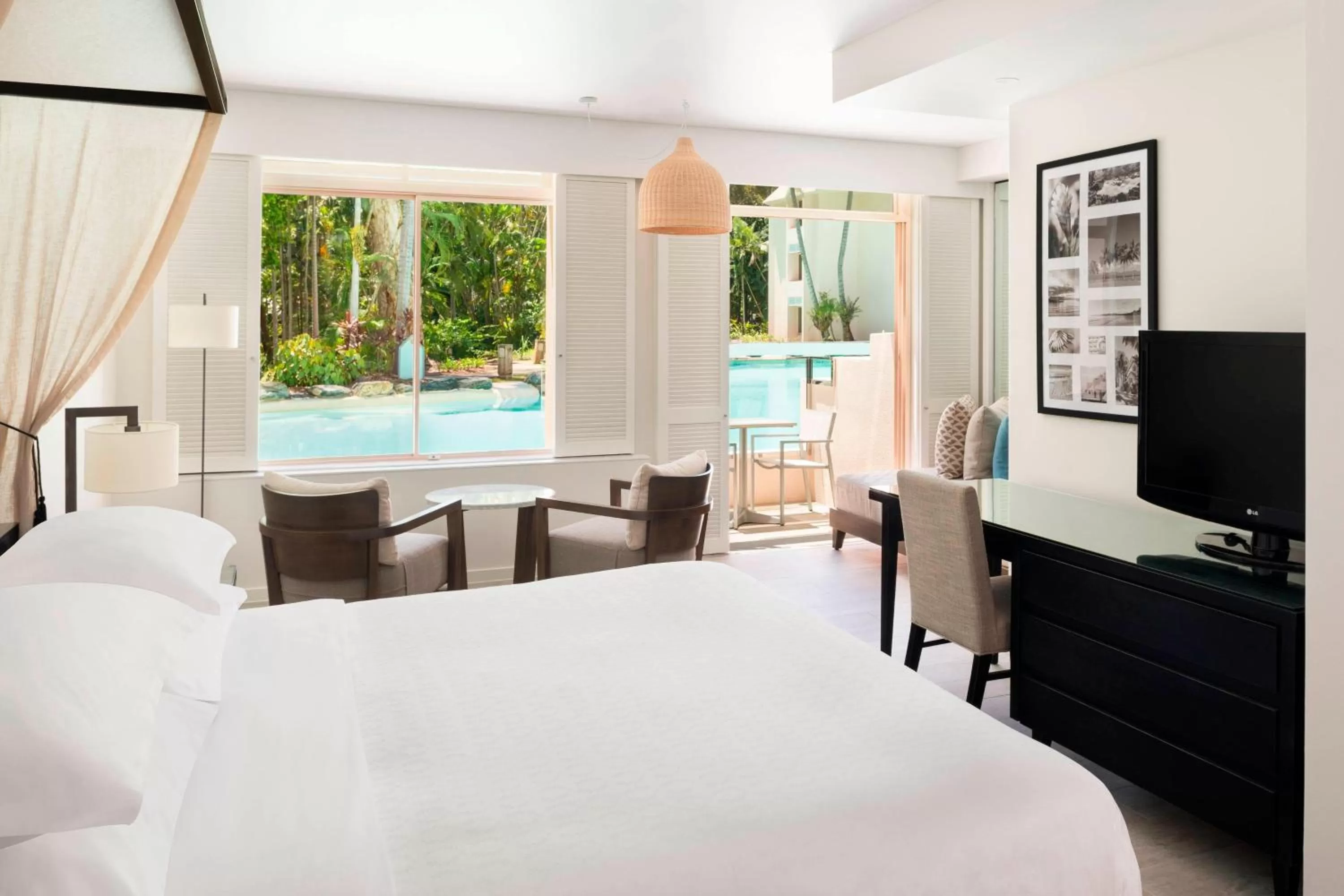 Swimming pool, Bed in Sheraton Grand Mirage Resort, Port Douglas