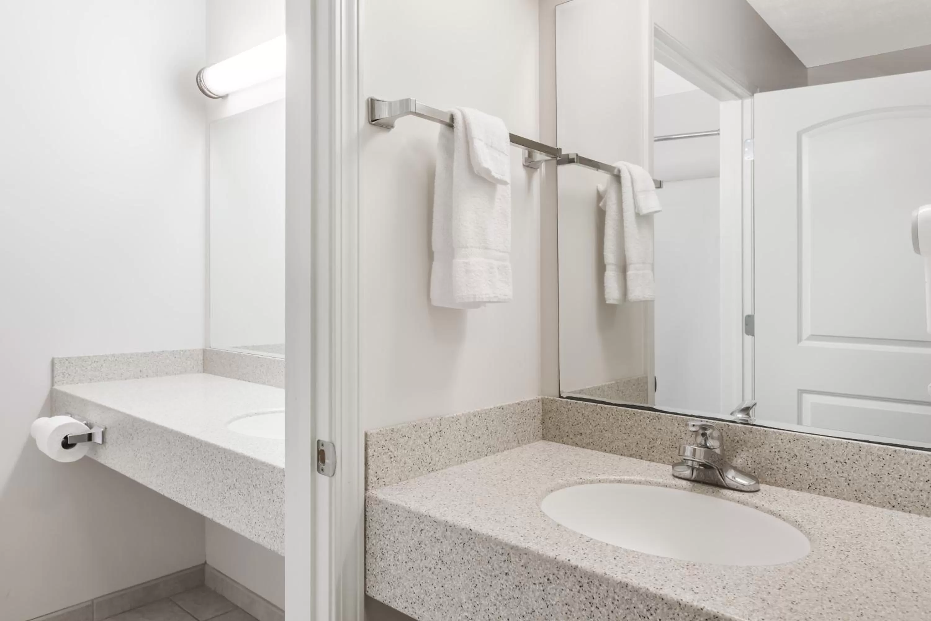 Deluxe Queen Suite - Non-Smoking in Days Inn by Wyndham Pentwater