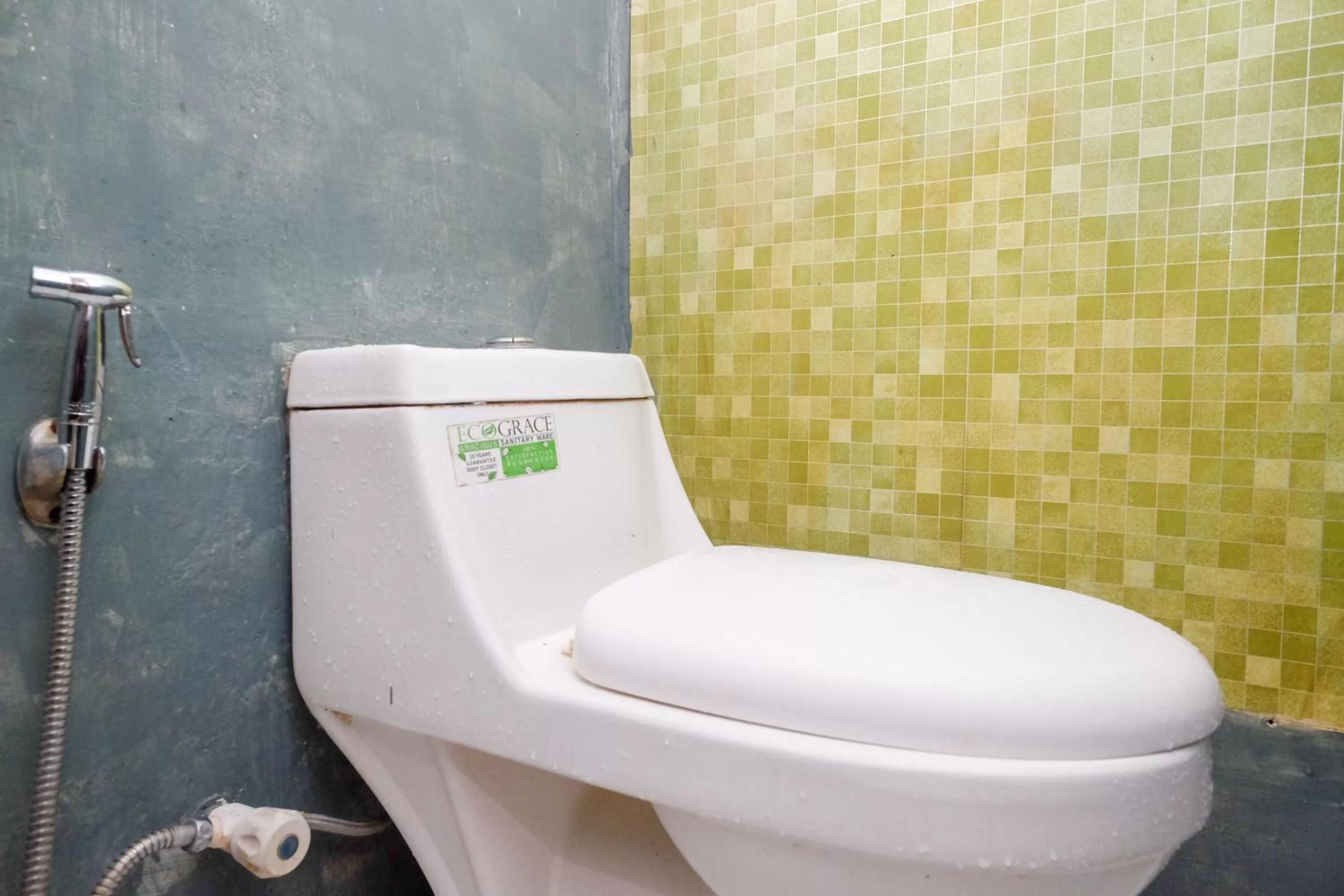 Bathroom in RedDoorz at Mamagayo Inn Yogyakarta