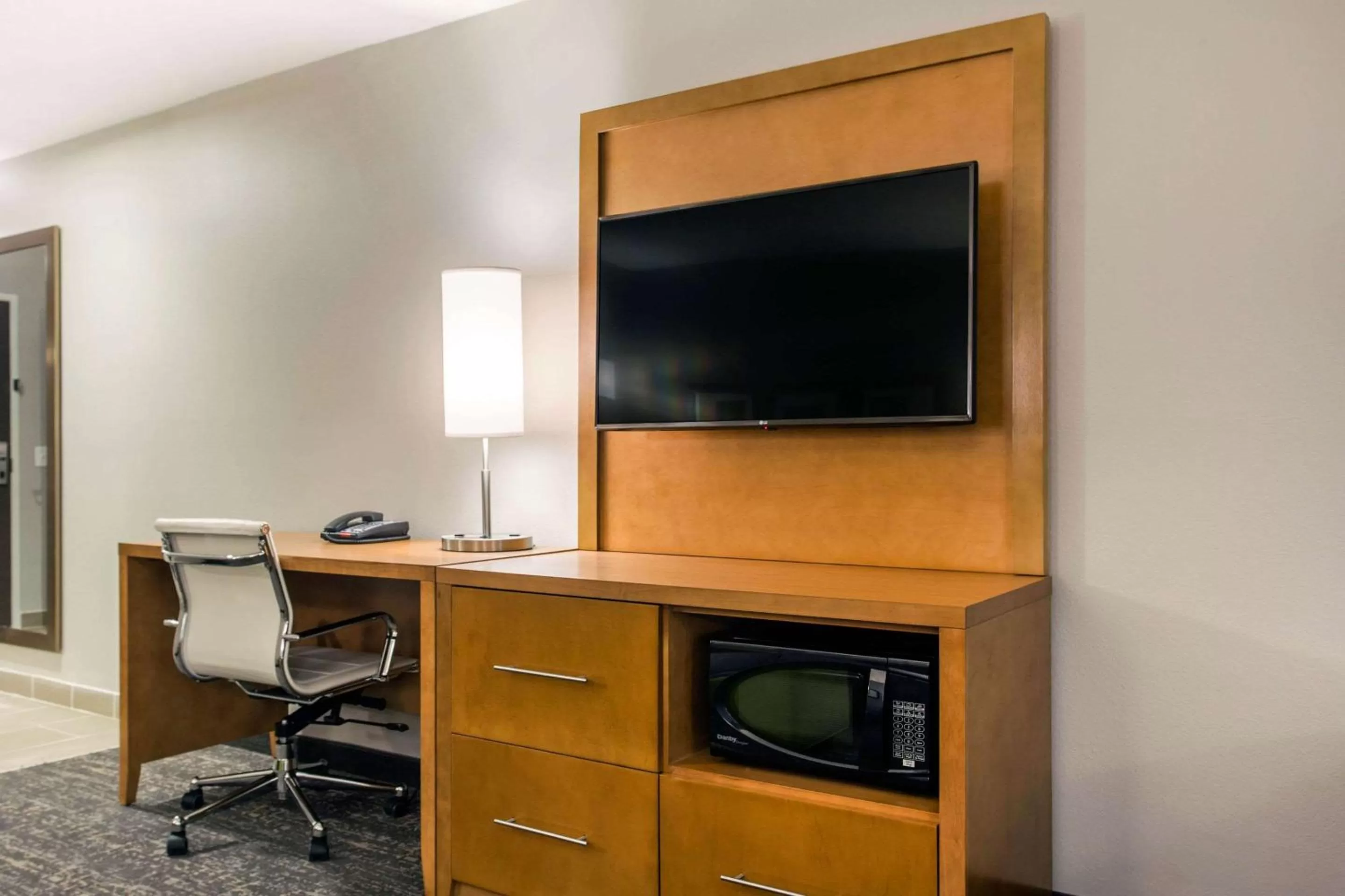 Photo of the whole room, TV/Entertainment Center in Comfort Suites North Charleston - Ashley Phosphate