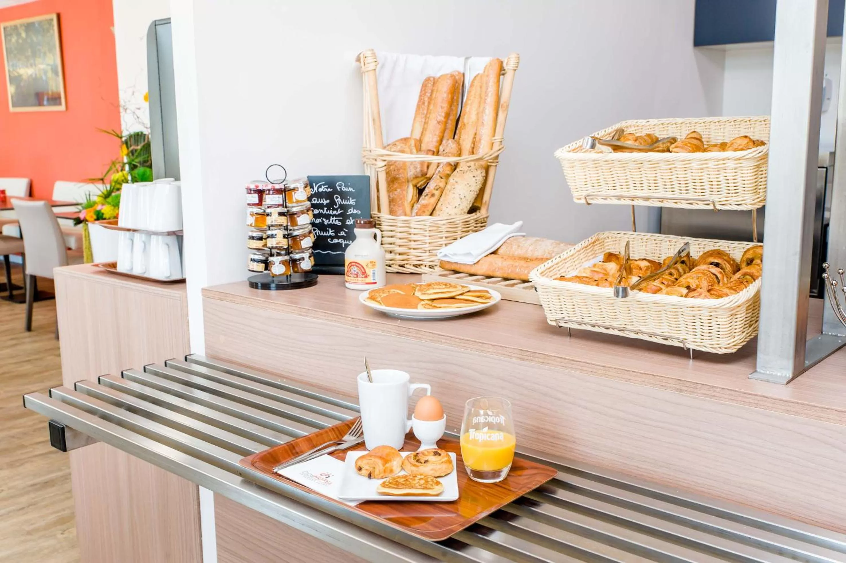 Restaurant/places to eat in Dios Hotel