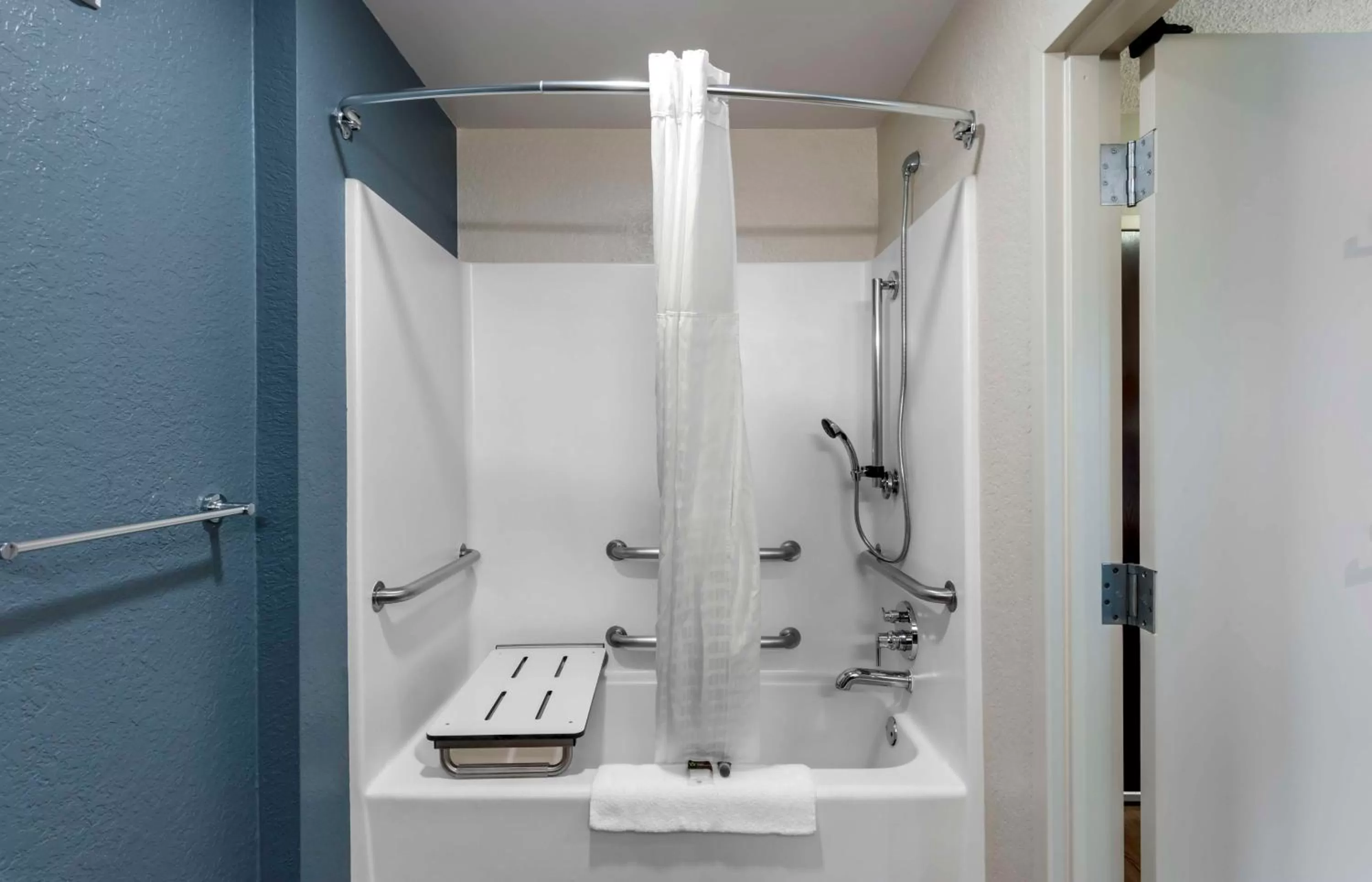 Bathroom in Extended Stay America Suites - Oakland - Alameda Airport