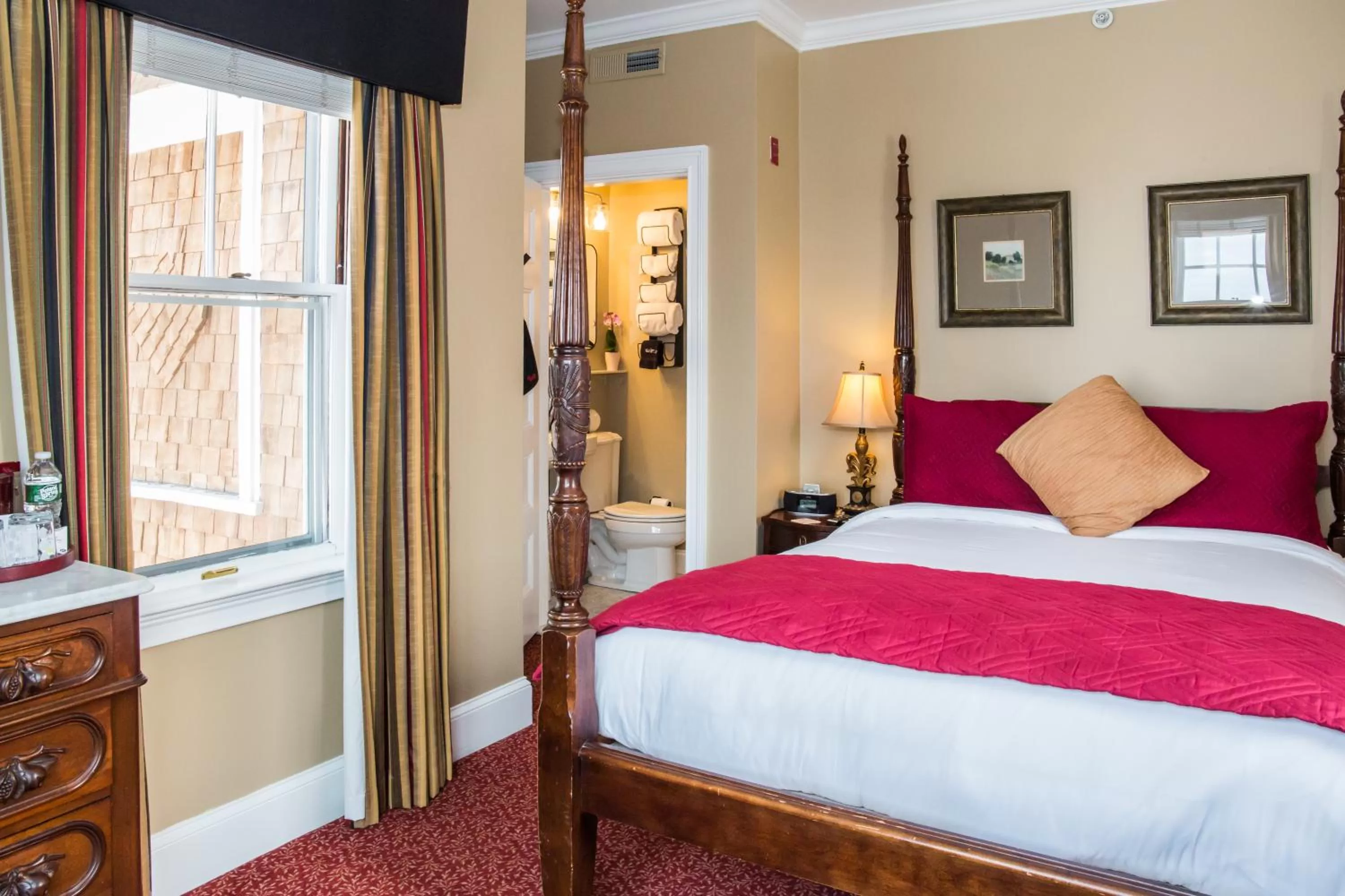 Bedroom, Bed in Almondy Inn Bed & Breakfast