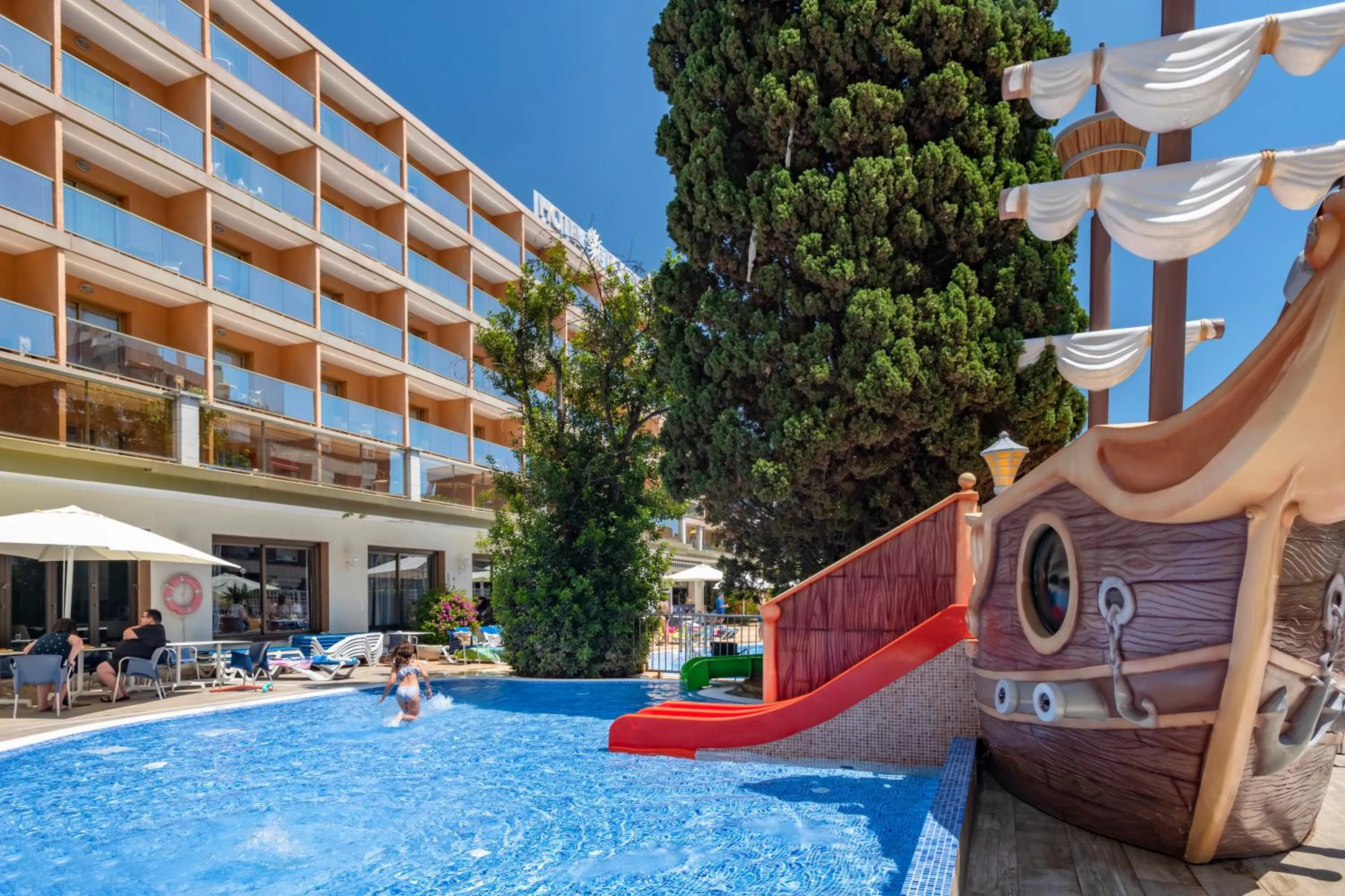 Swimming pool in Hotel Bon Repos