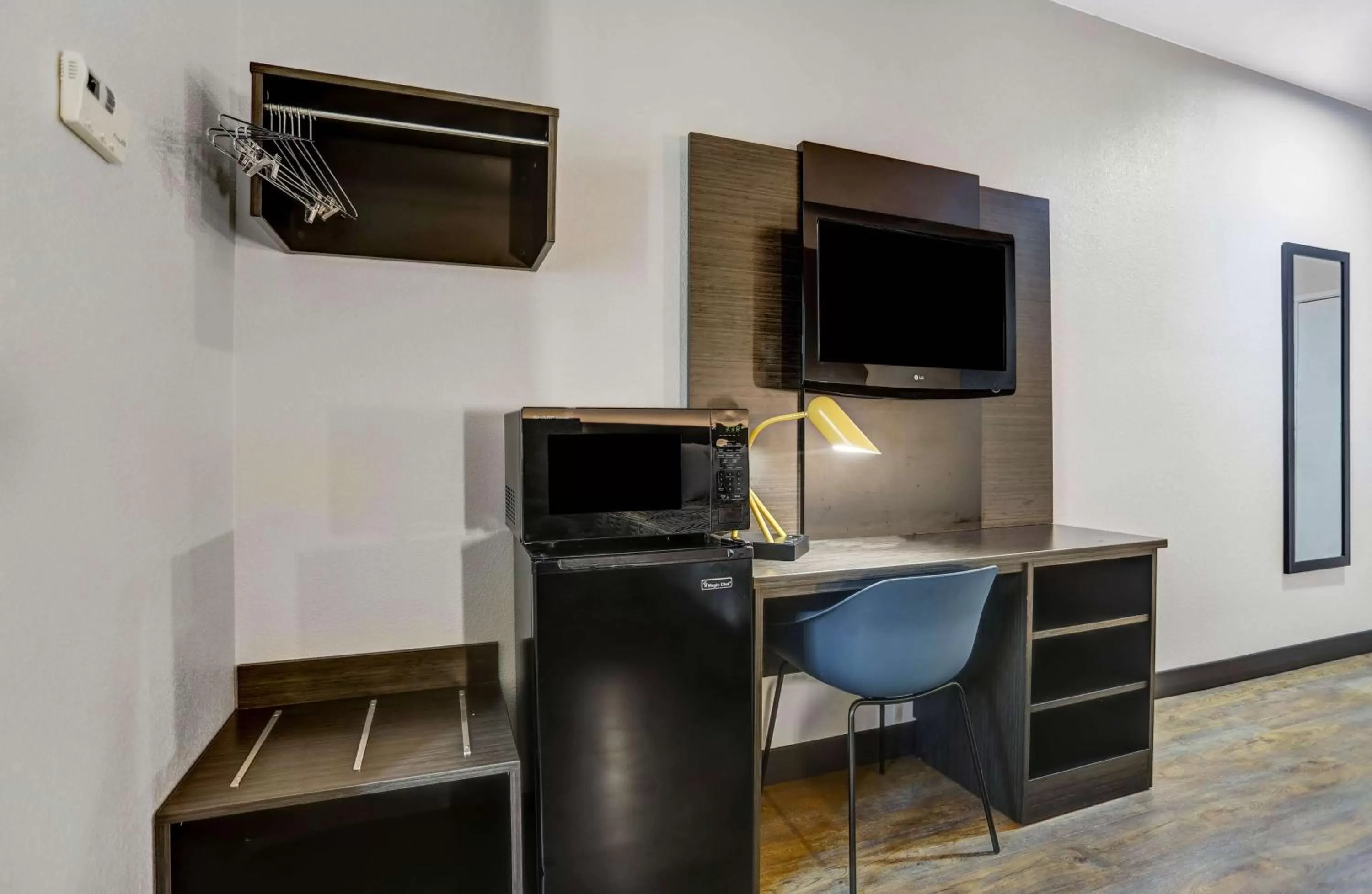 TV and multimedia in Motel 6-Weatherford, TX