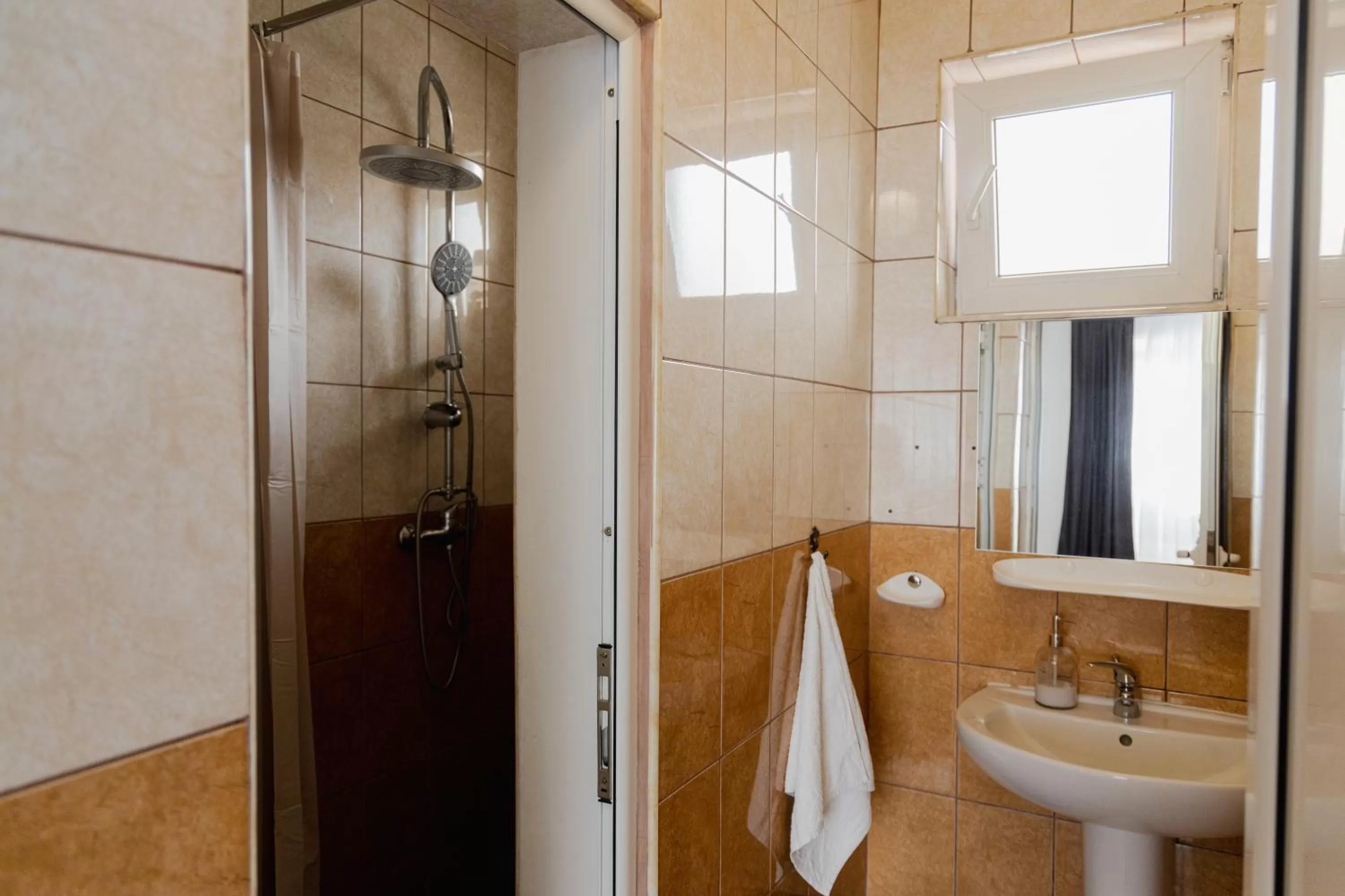 Bathroom in Pensiunea Pictorilor