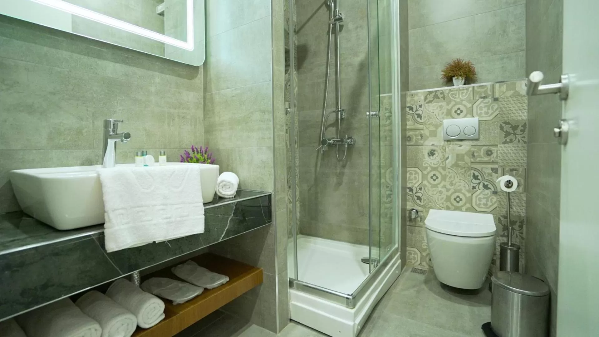 Shower in Homey AirPort Hotel