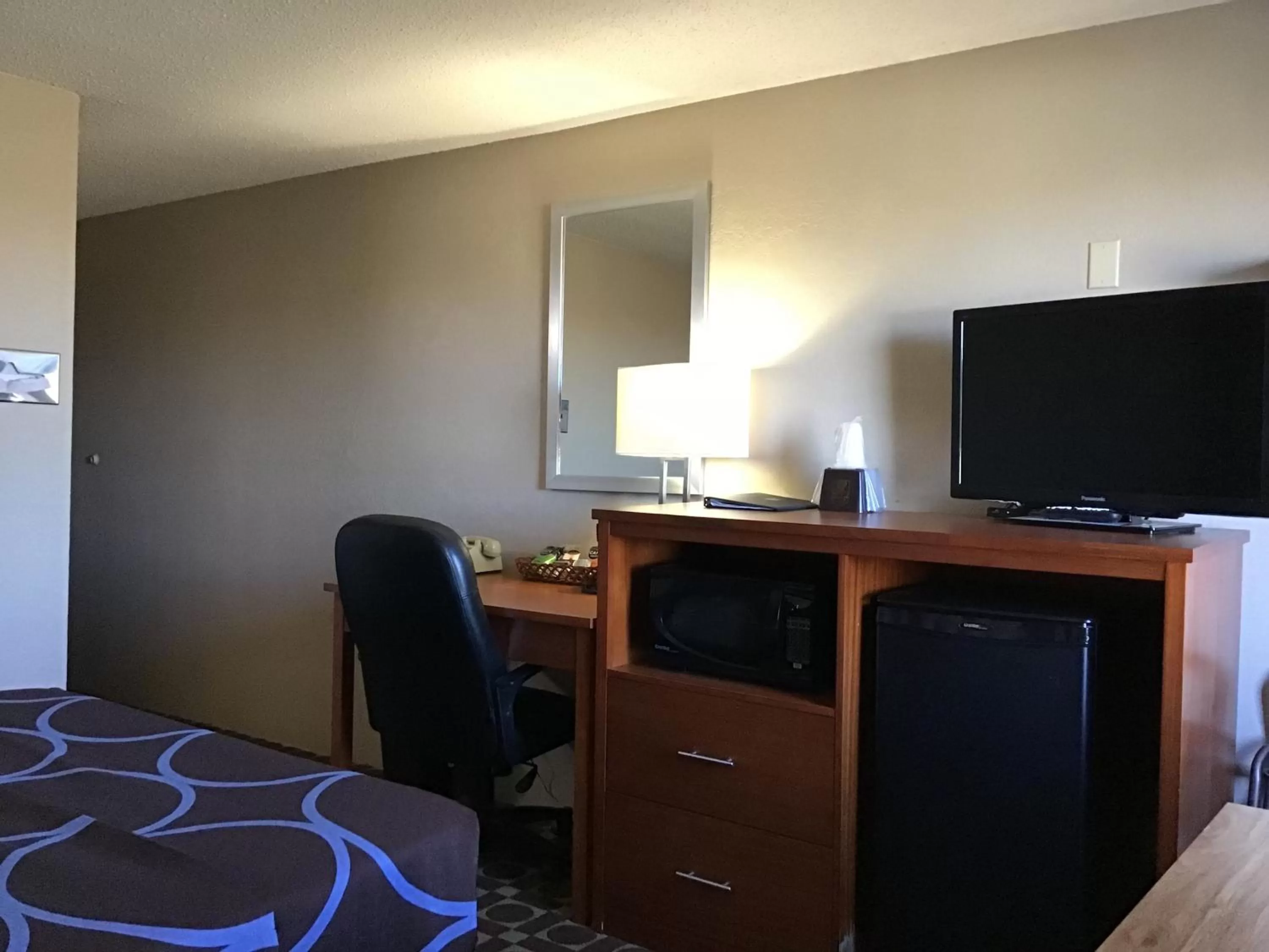 TV and multimedia in Super 8 by Wyndham Miles City
