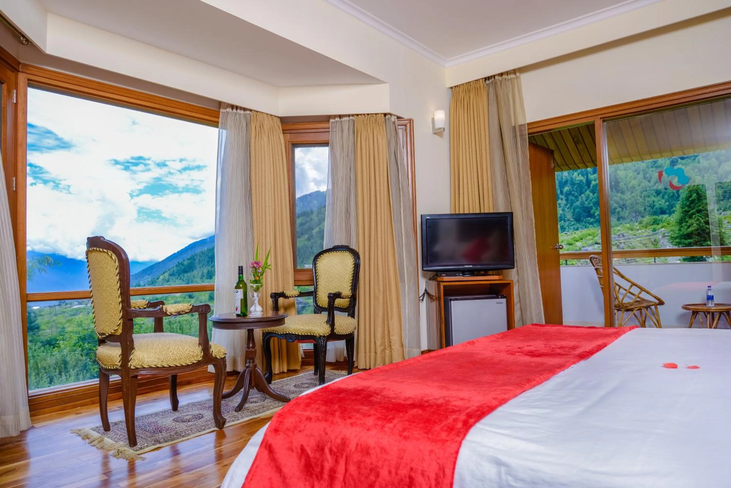 Photo of the whole room, Bed in Solang Valley Resort