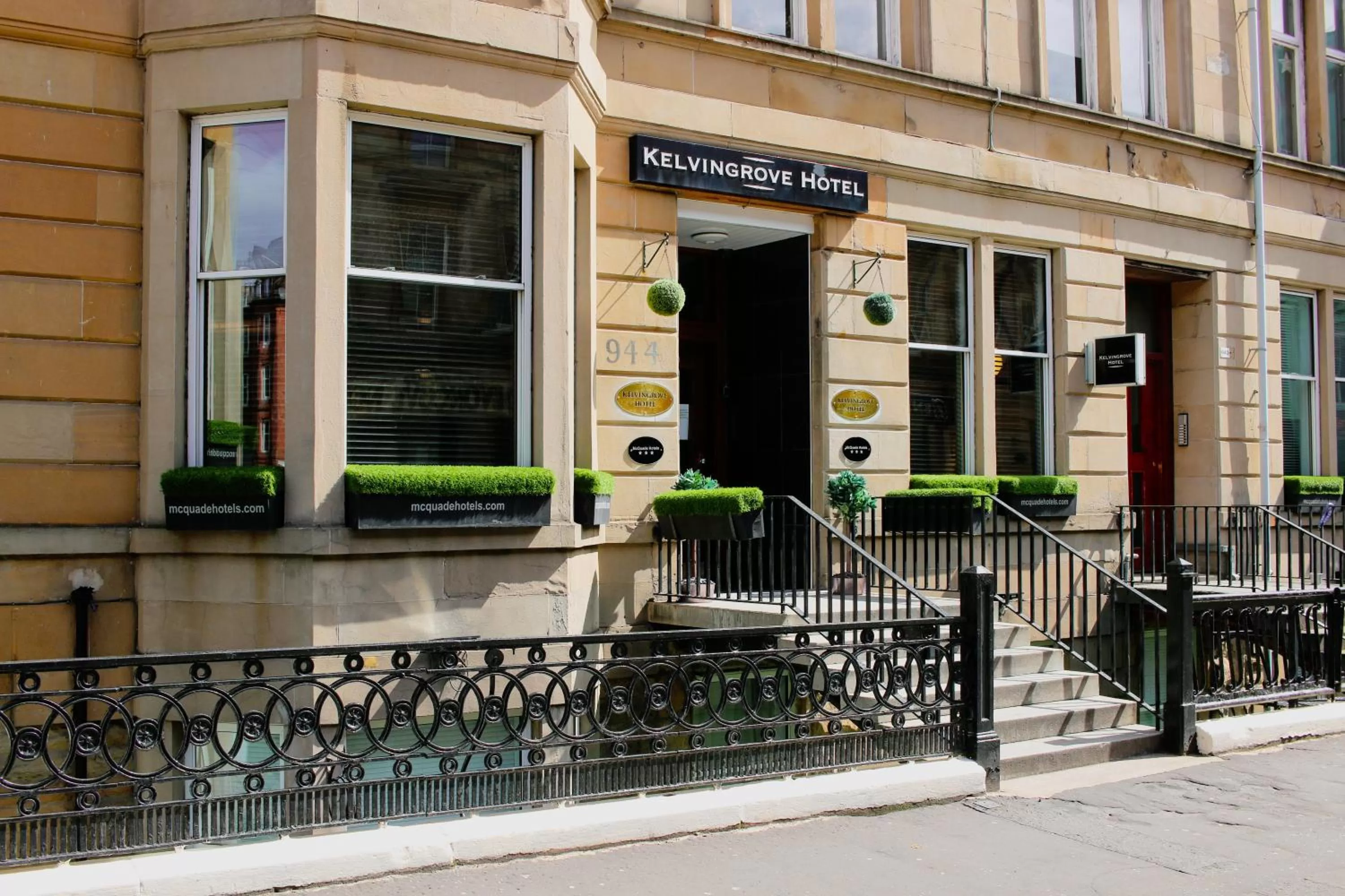 Facade/entrance in Kelvingrove Hotel - Sauchiehall St