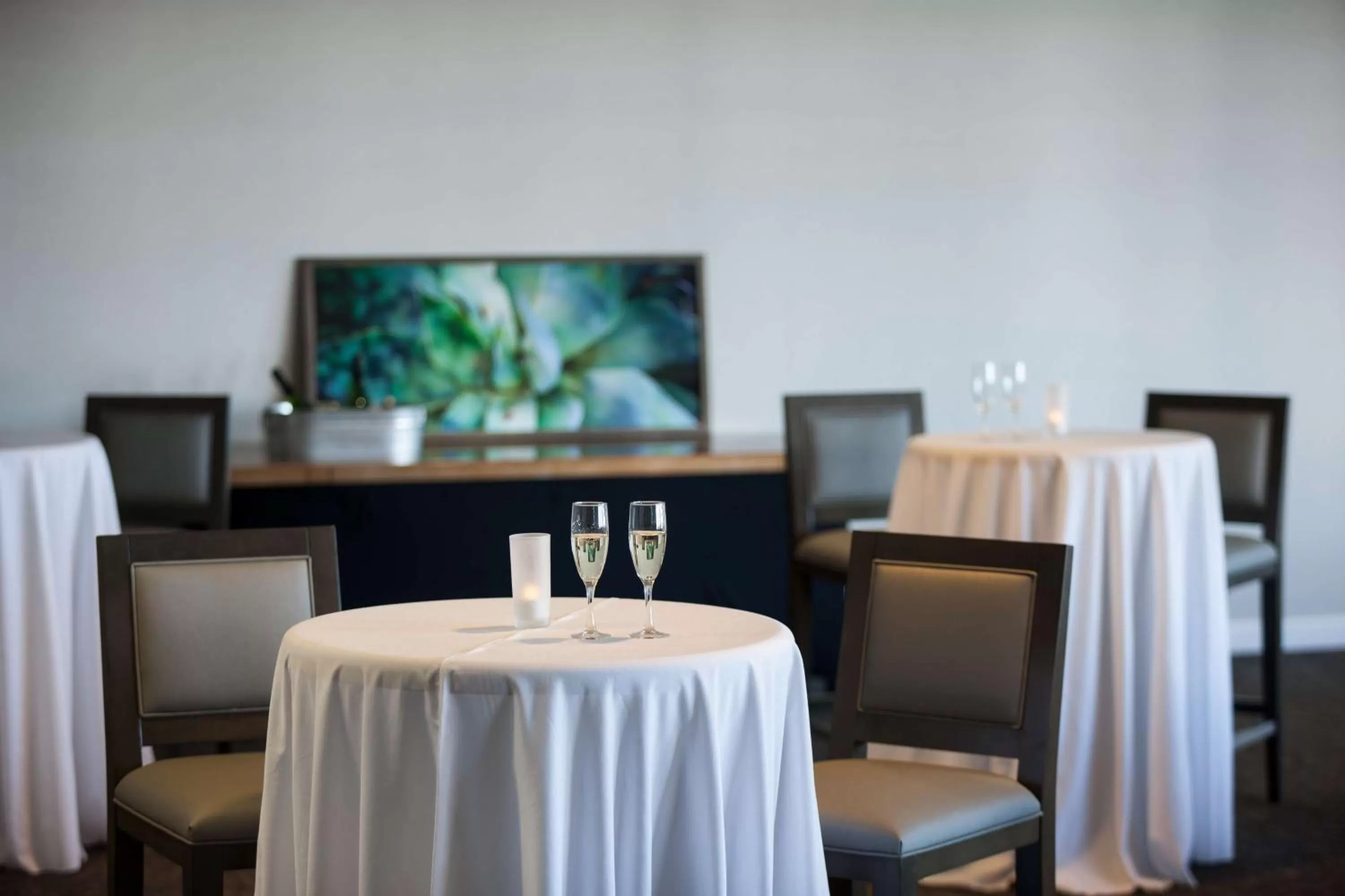 Dining area in Hilton Garden Inn Tucson Airport
