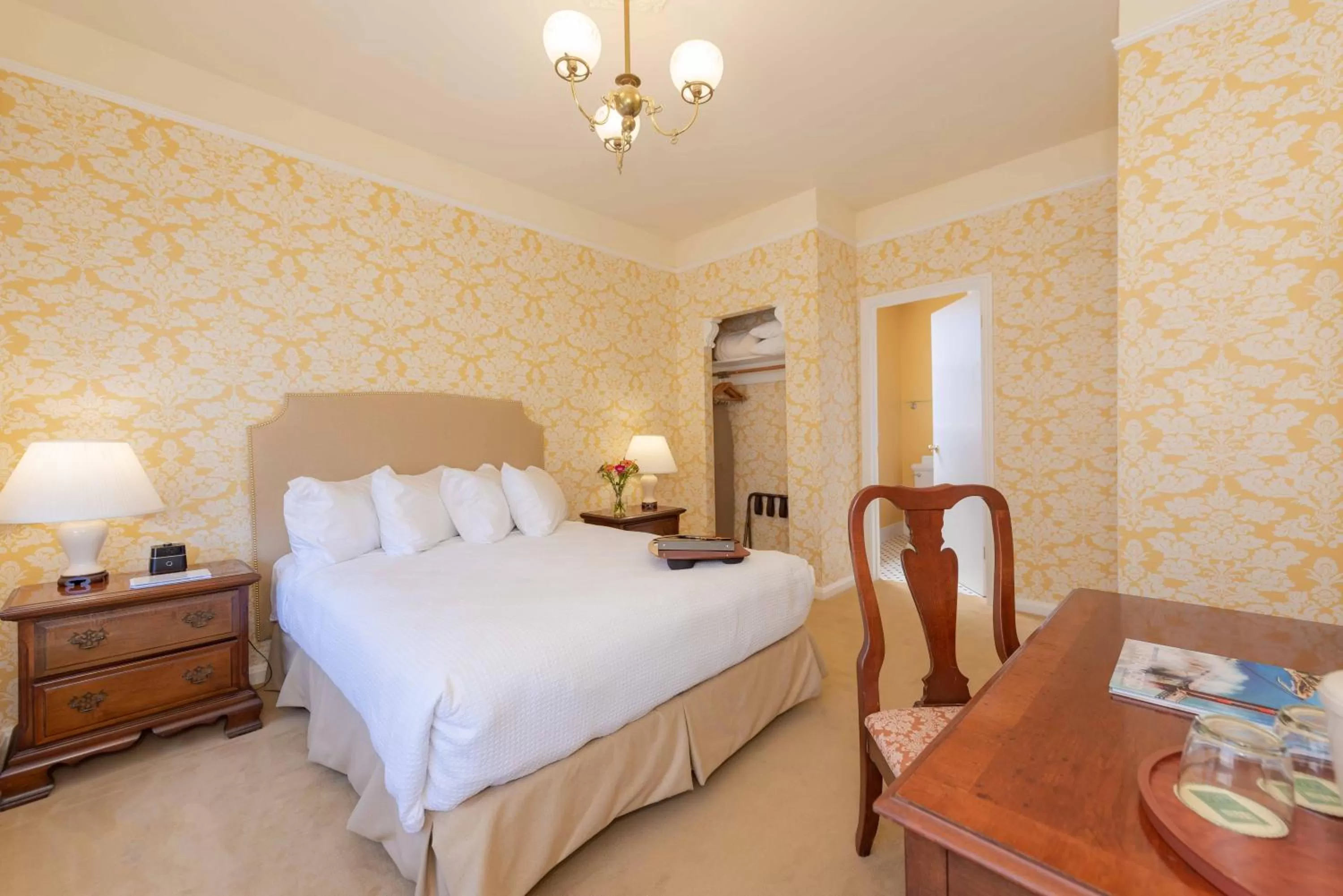 Photo of the whole room, Bed in Stanyan Park Hotel