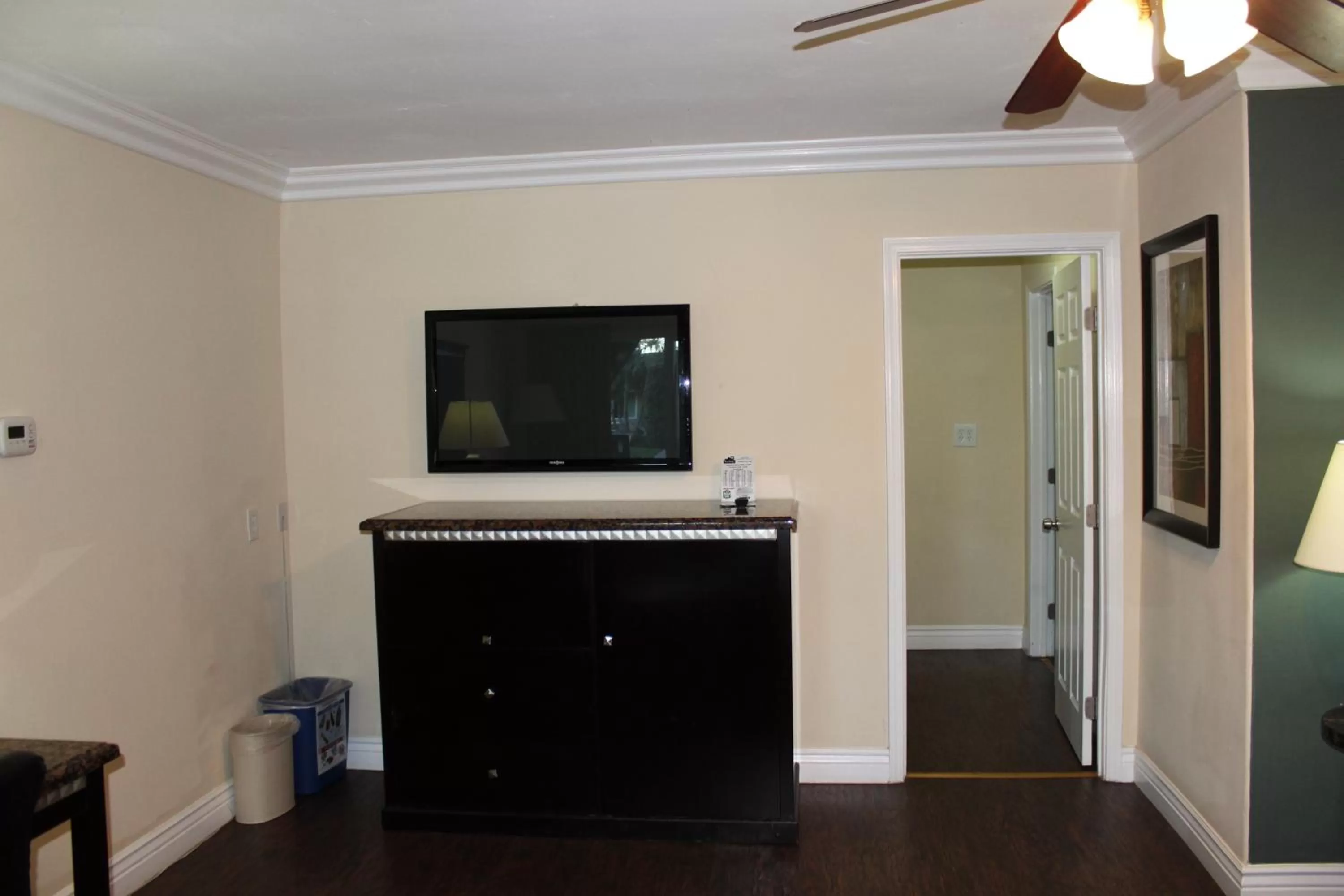 TV and multimedia in Travelodge by Wyndham Santa Maria