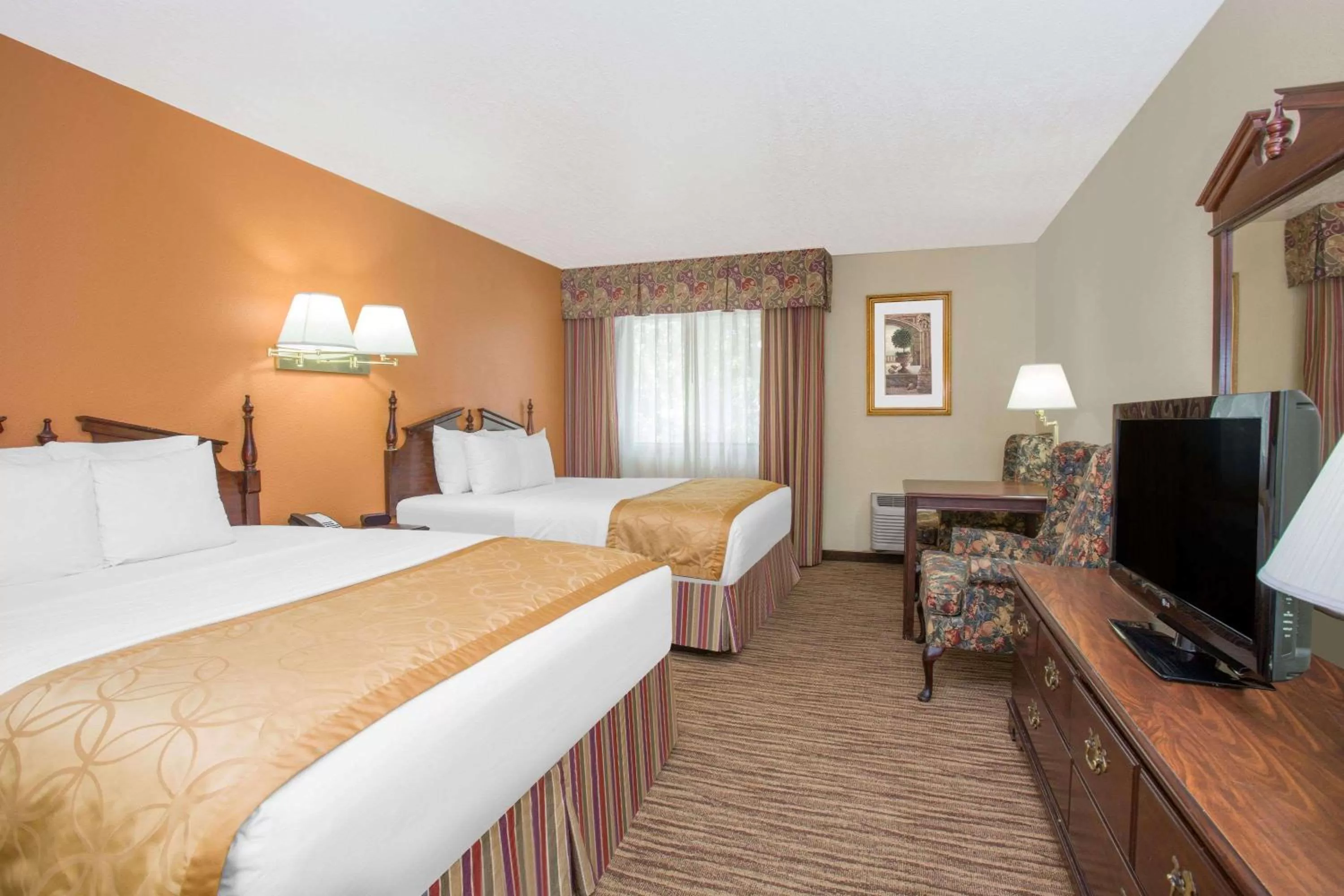 Photo of the whole room, Bed in Days Inn & Suites by Wyndham Red Rock-Gallup