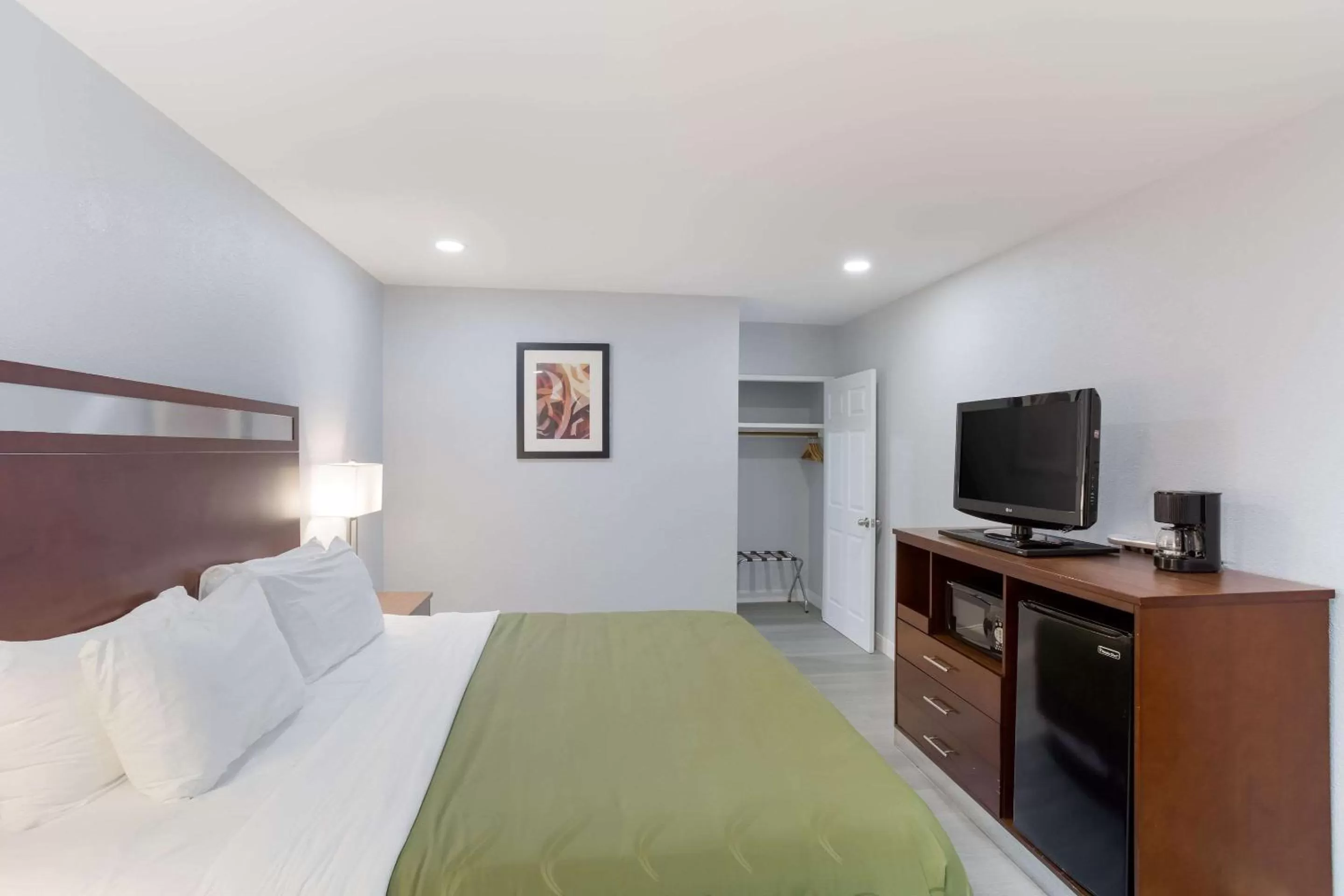 Bedroom, Bed in Quality Inn Redding near I-5