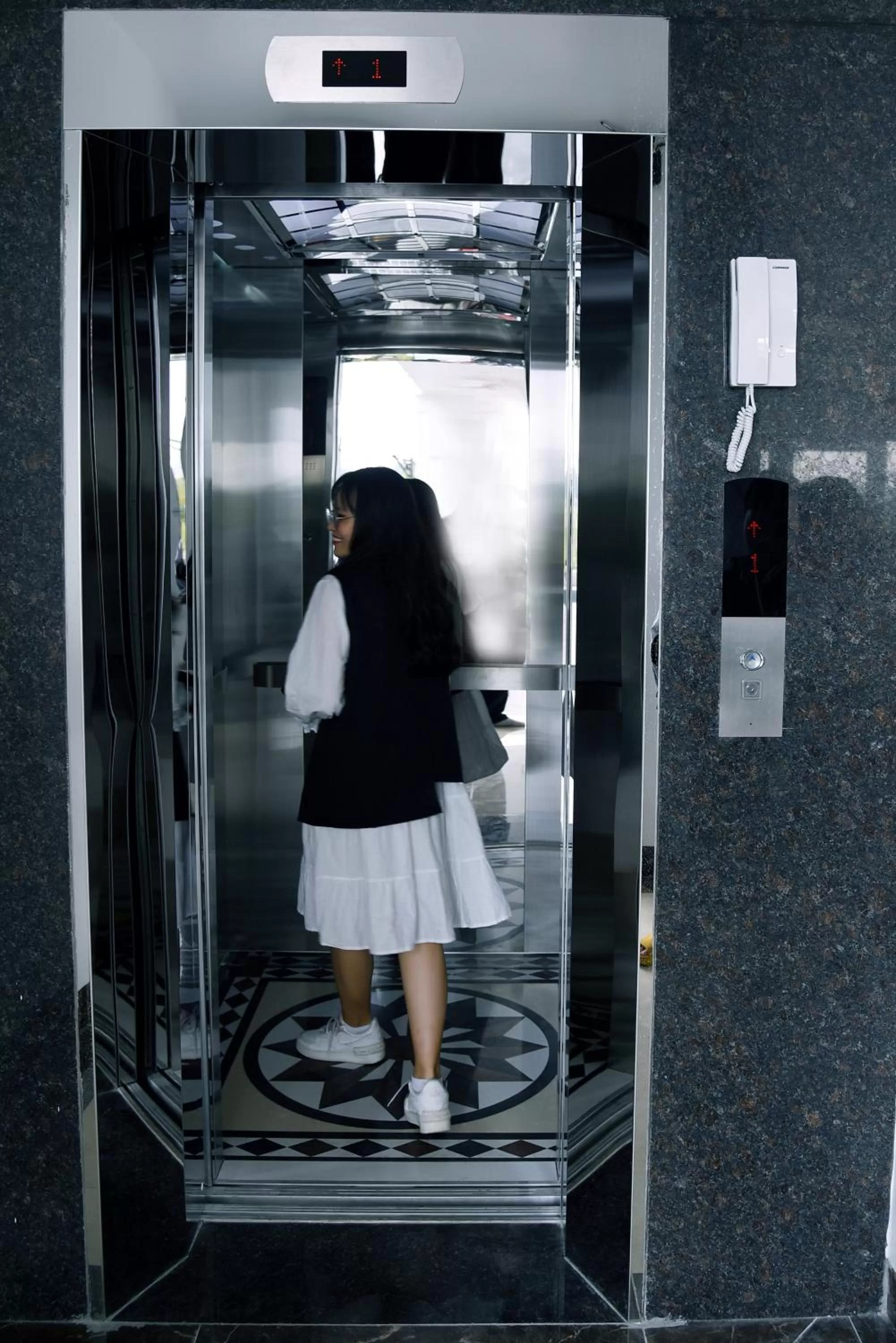 elevator in Lotus Hotel Ninh Bình