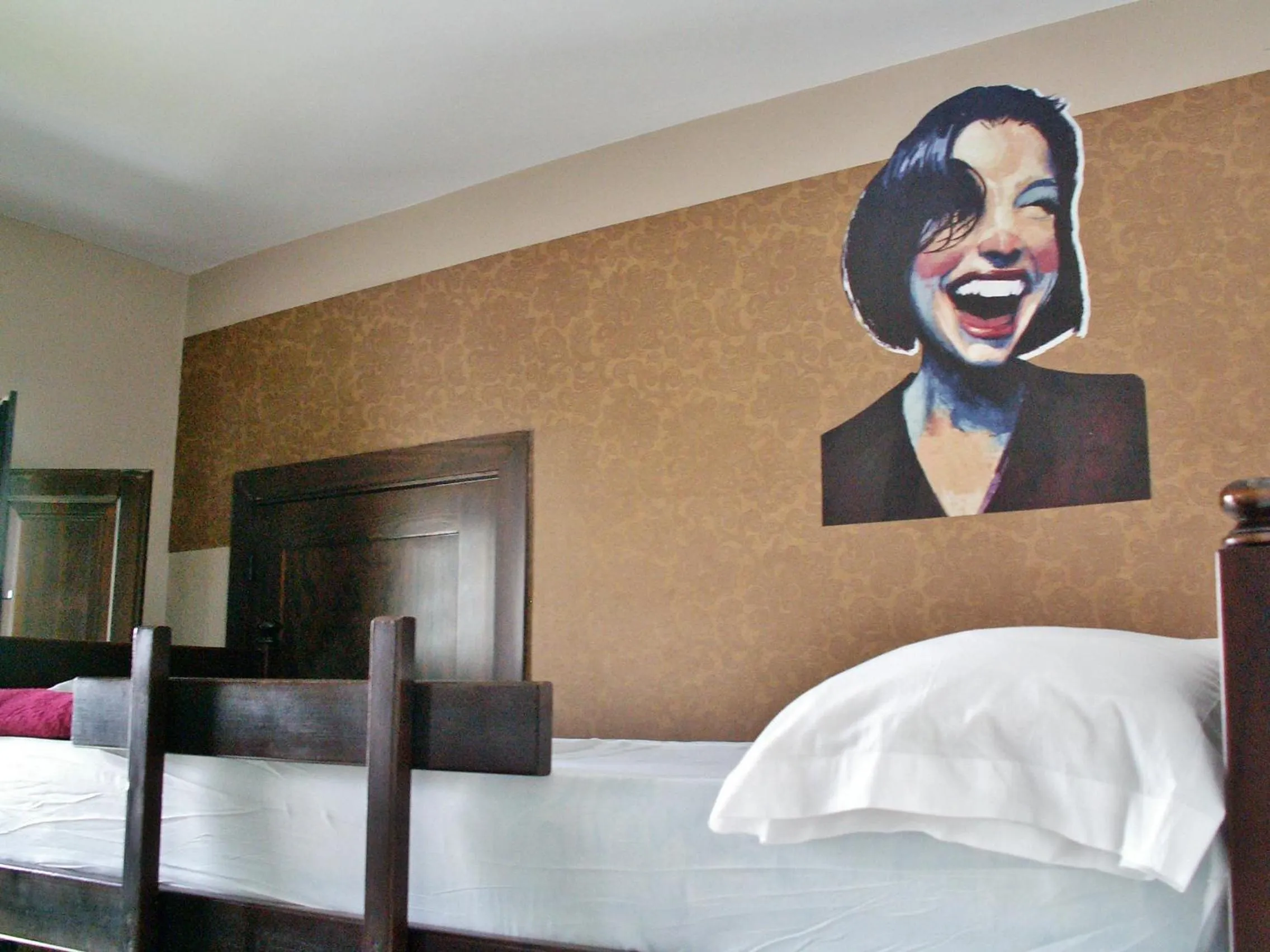 Decorative detail, Bed in Oasis Backpackers' Hostel Granada