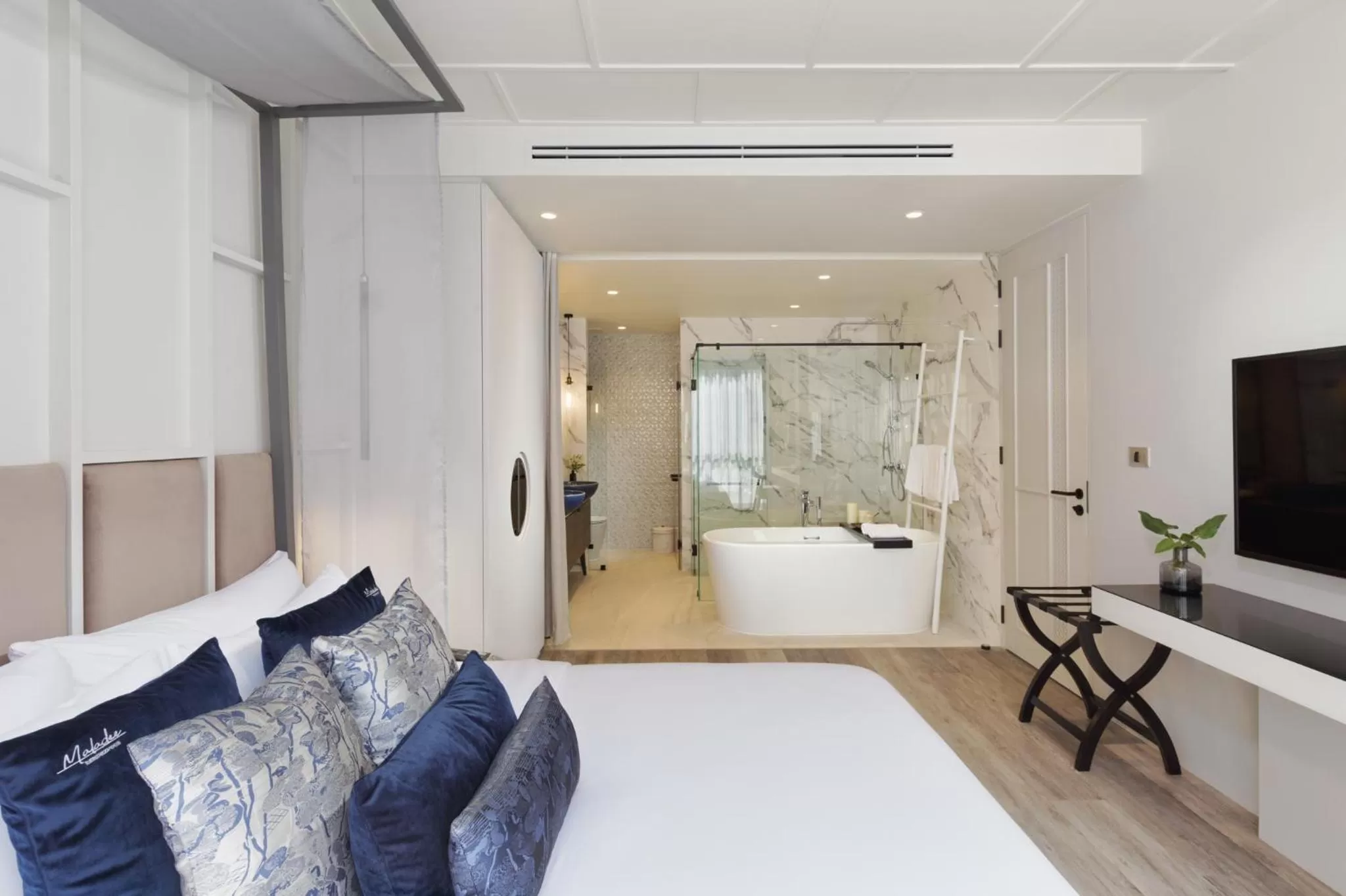 Bathroom, Bed in Maladee Rendezvous Hotel Chiang Mai