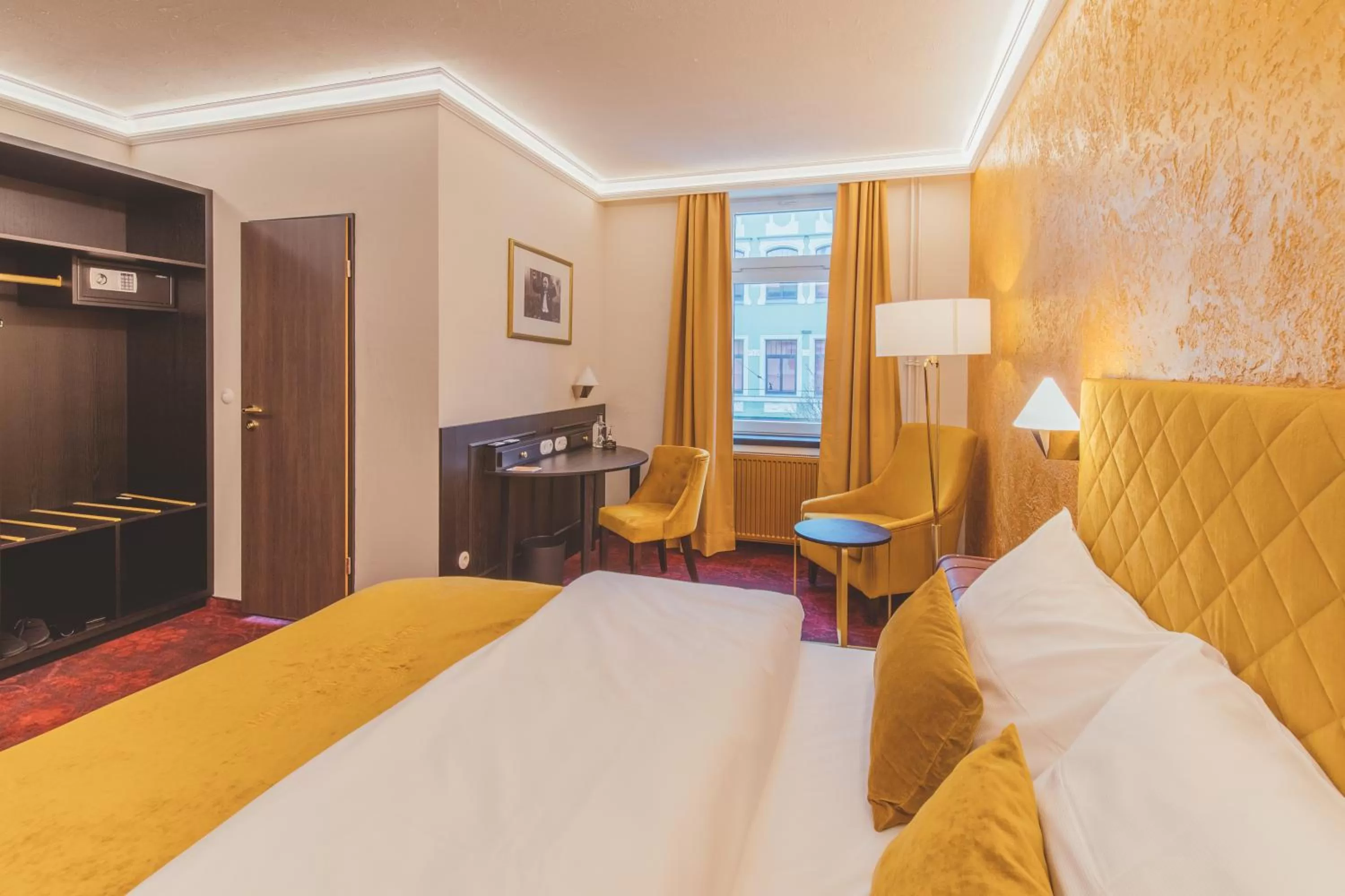 Photo of the whole room, Bed in Nordhäuser Fürstenhof & TinySky-Resort