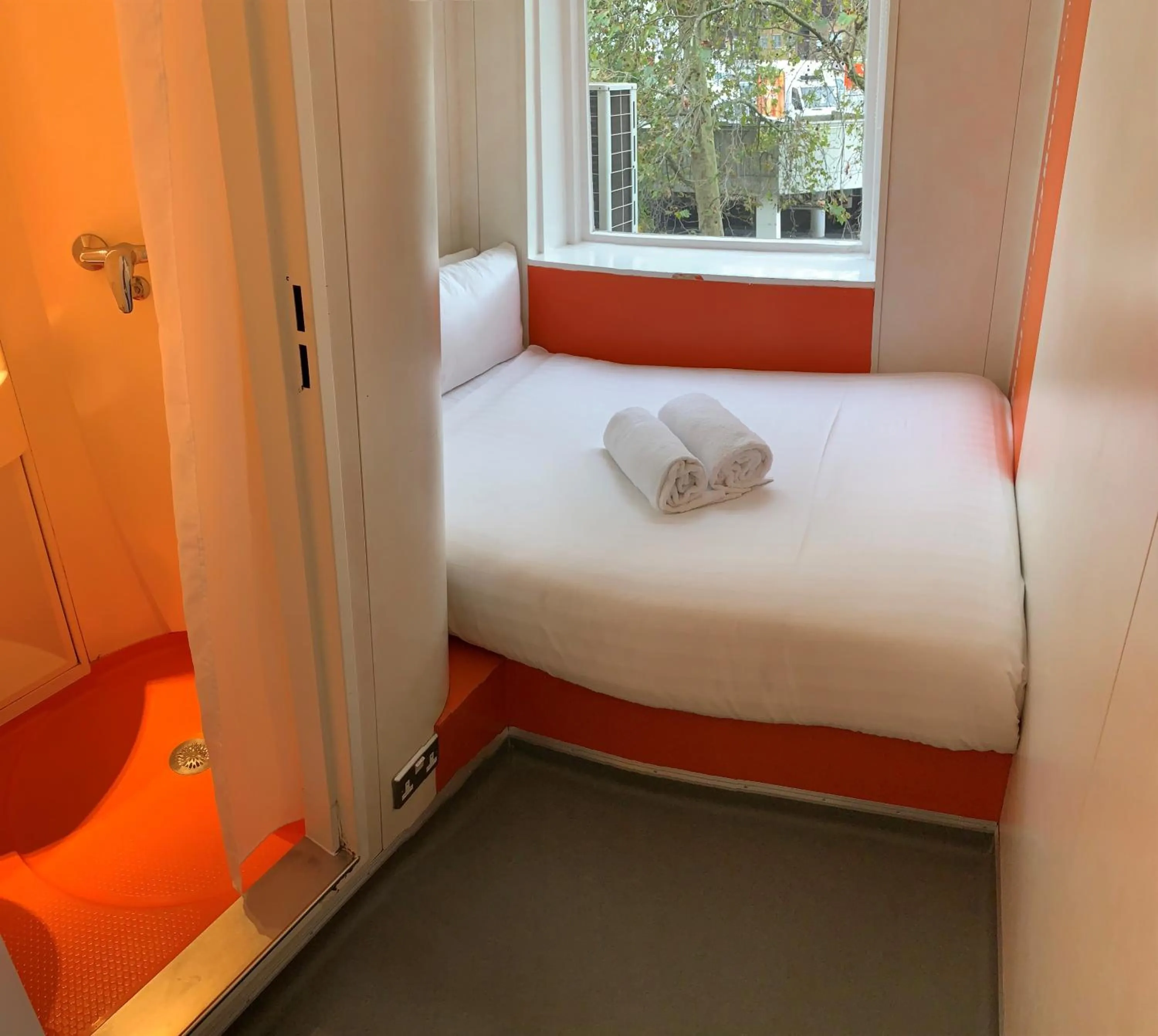 Bedroom, Bed in easyHotel South Kensington