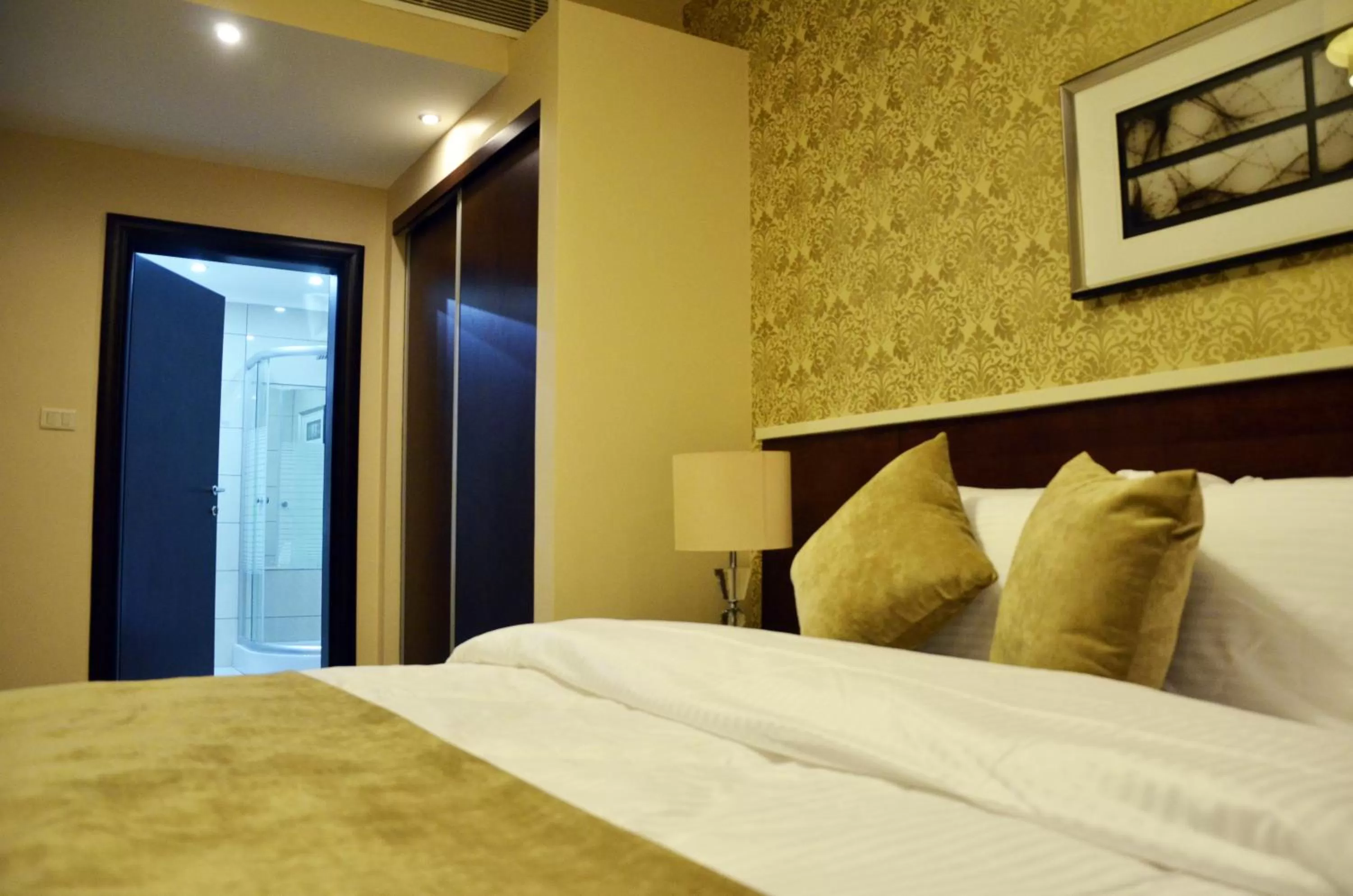 Bedroom, Bed in City Rose Hotel Suites