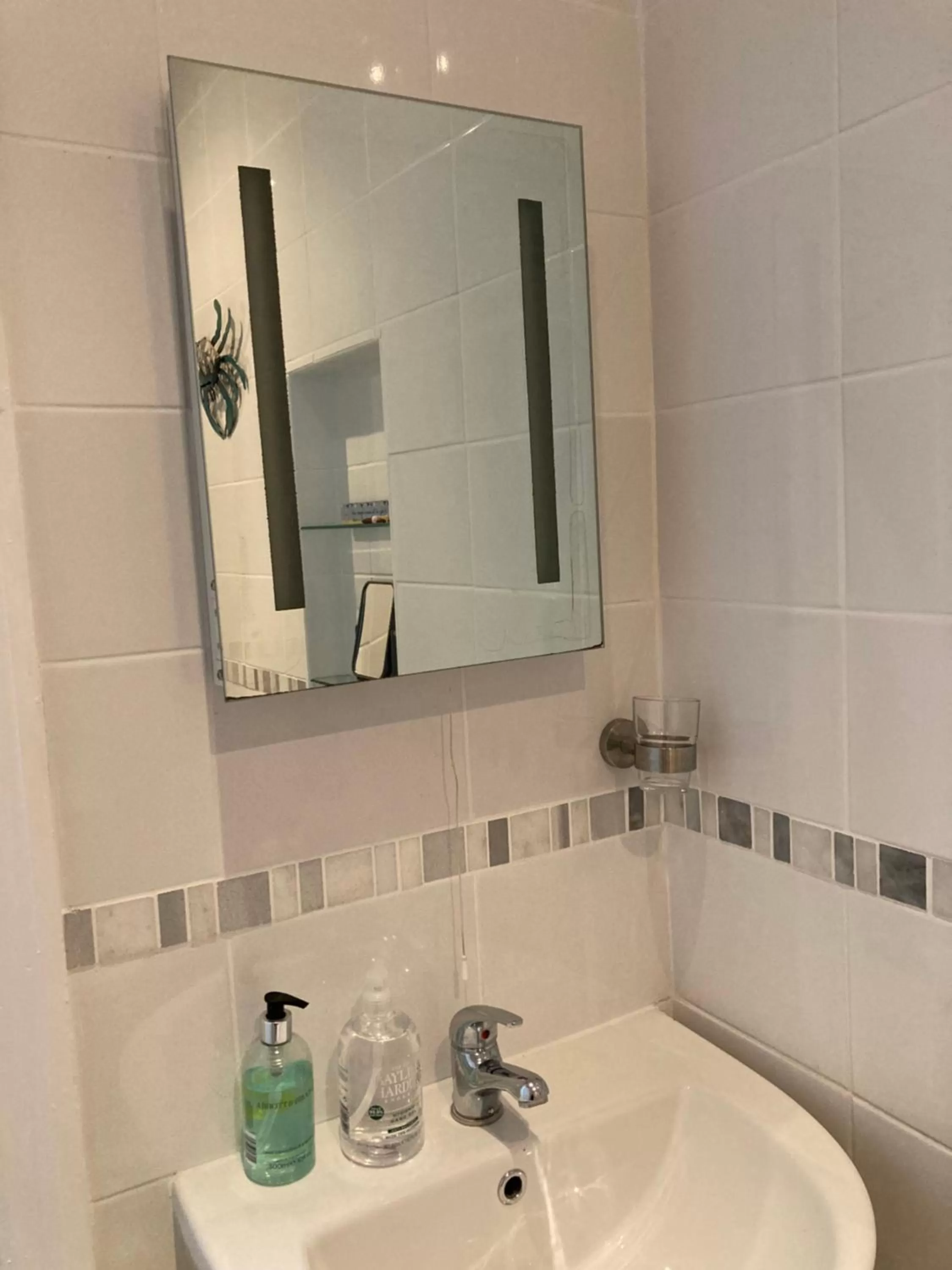 Shower in Hillcrest Bed & Breakfast