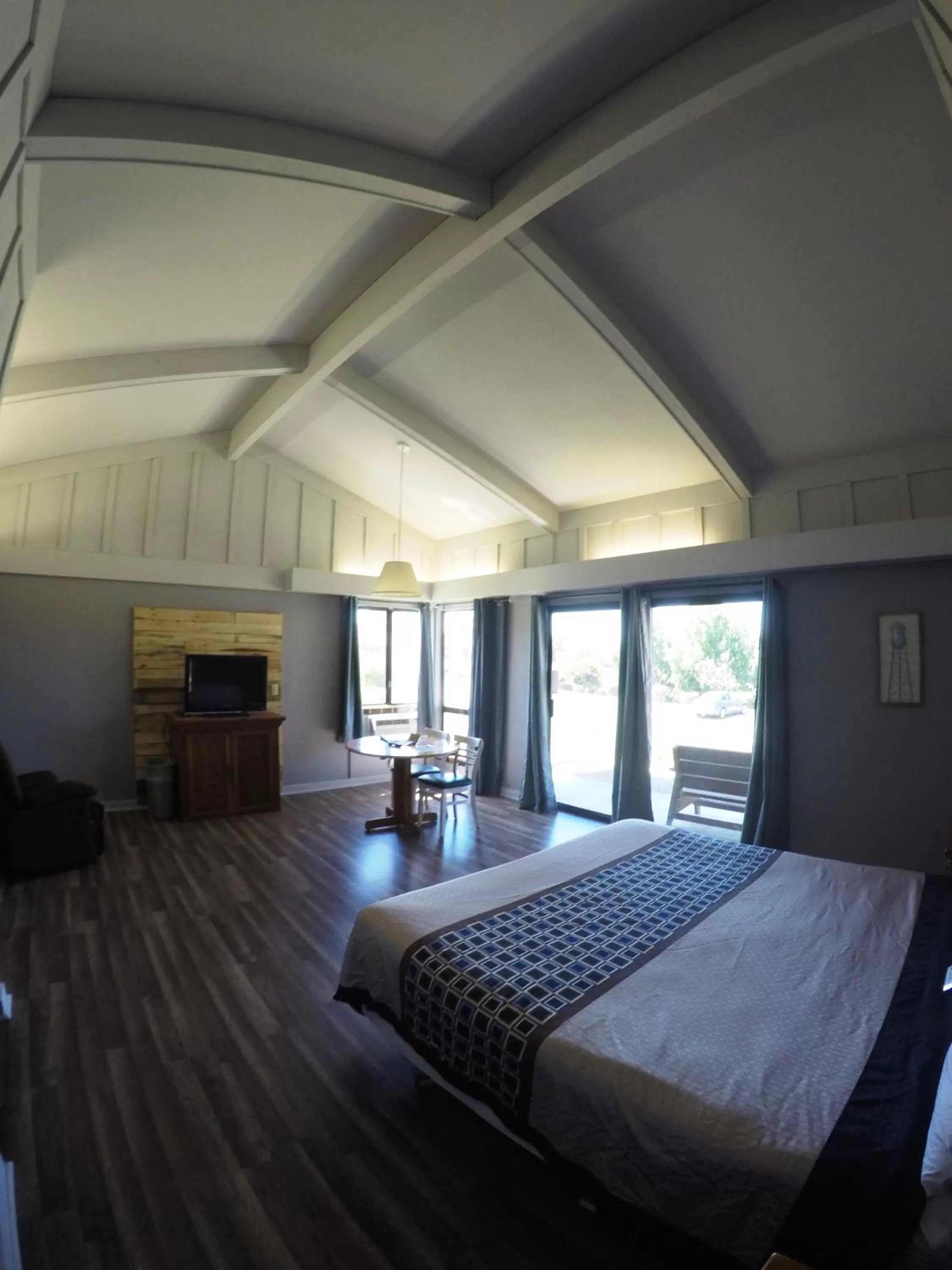 Photo of the whole room, Bed in Ridgemark Golf Club and Resort