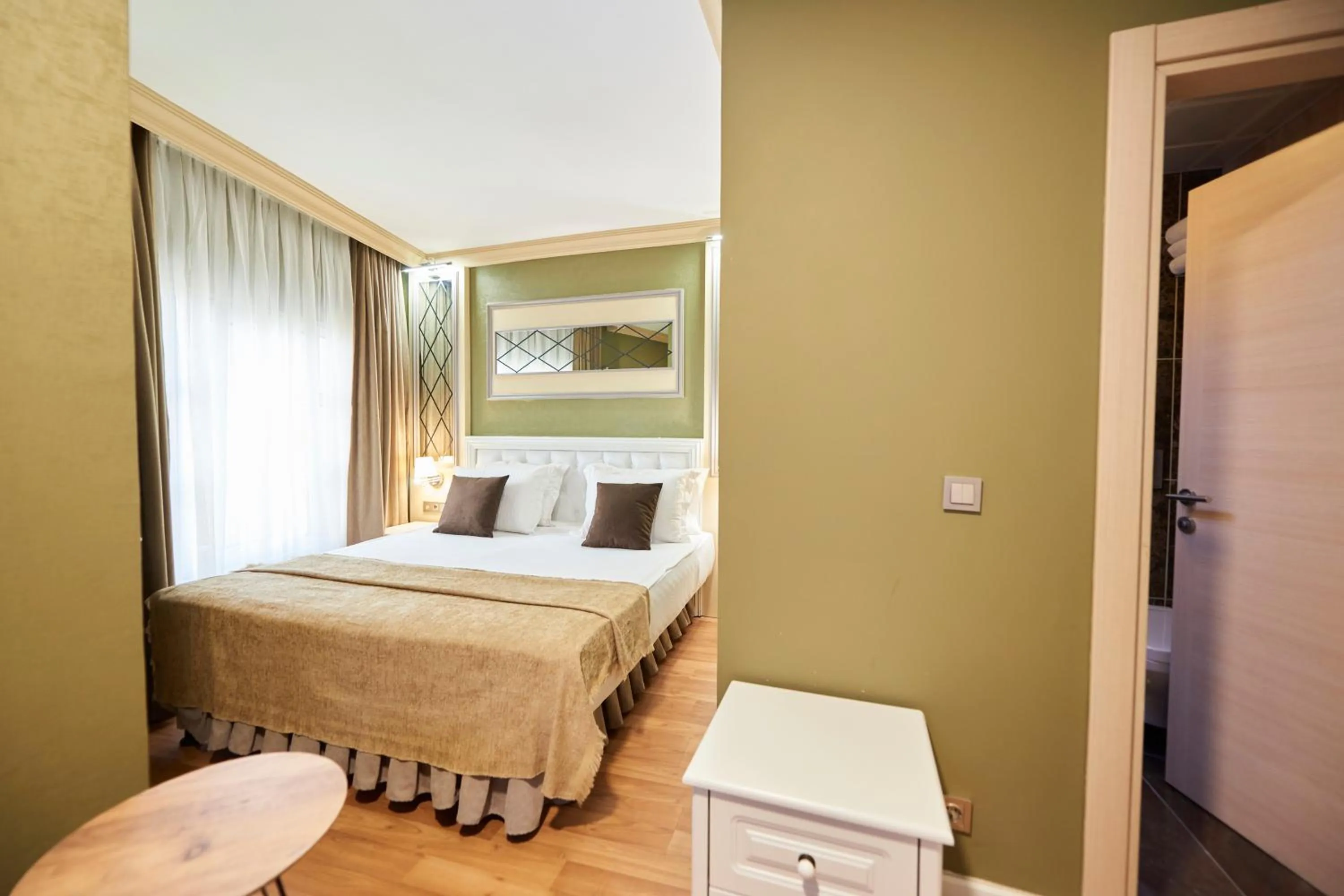 Photo of the whole room, Bed in Sunlight Hotel