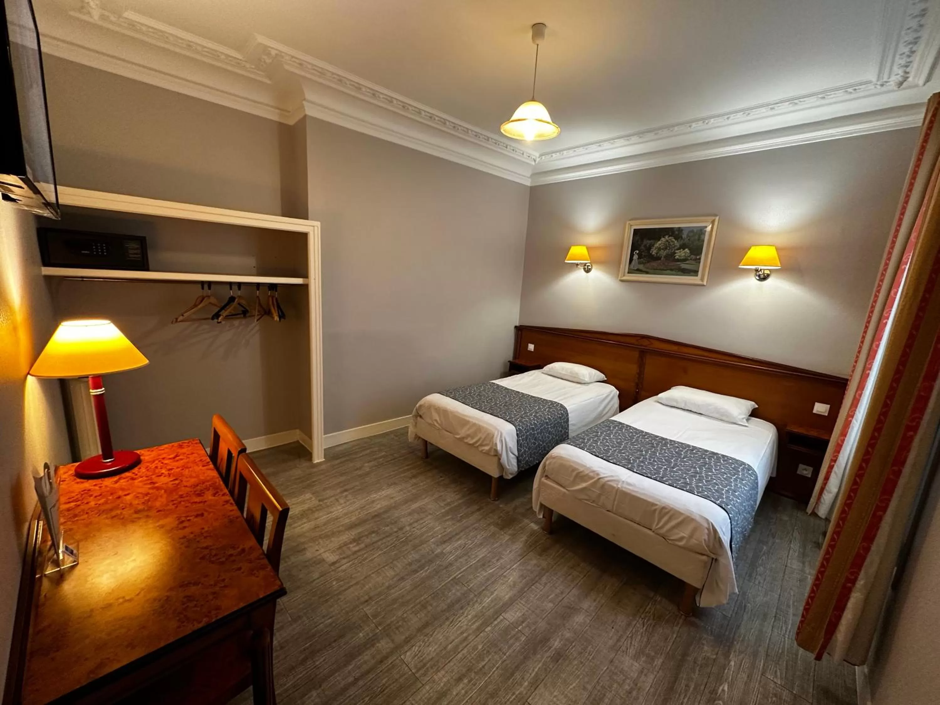 Superior Twin Room in Hotel Richmond Gare du Nord