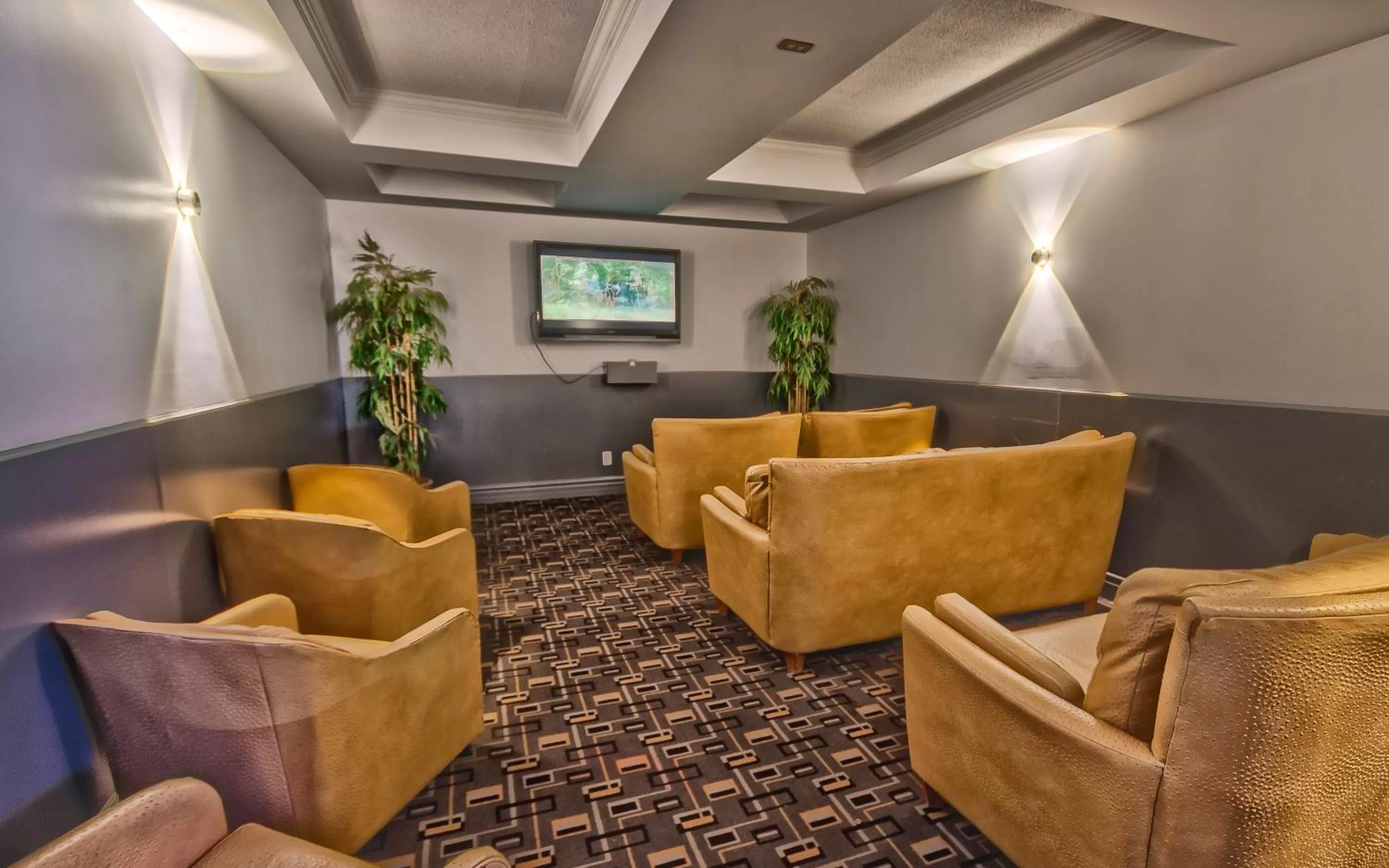 Communal lounge/ TV room in L'Hôtel Québec par JARO