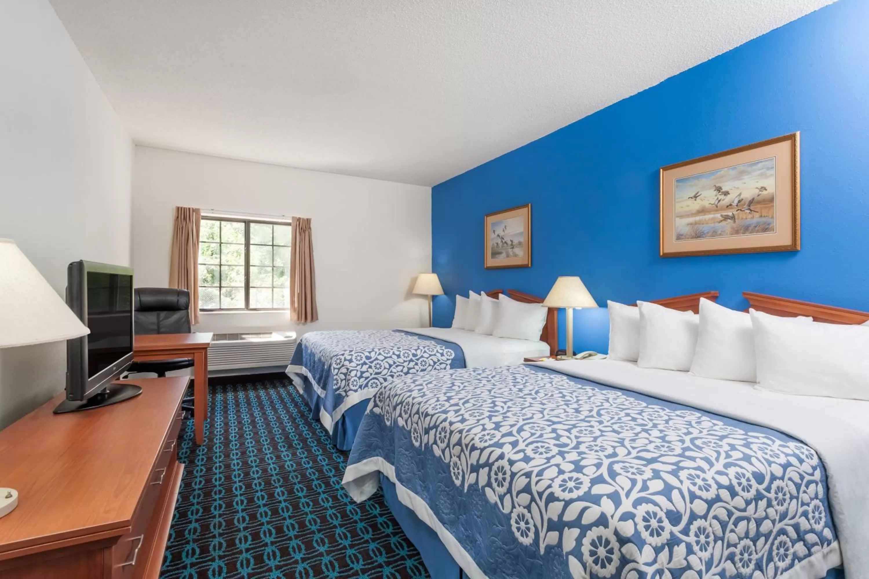 TV and multimedia, Bed in Days Inn & Suites by Wyndham Cambridge