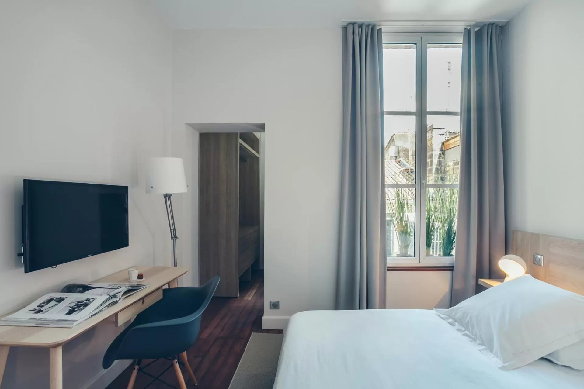 Day, Bed in Appartement T4 cours de l'intendance