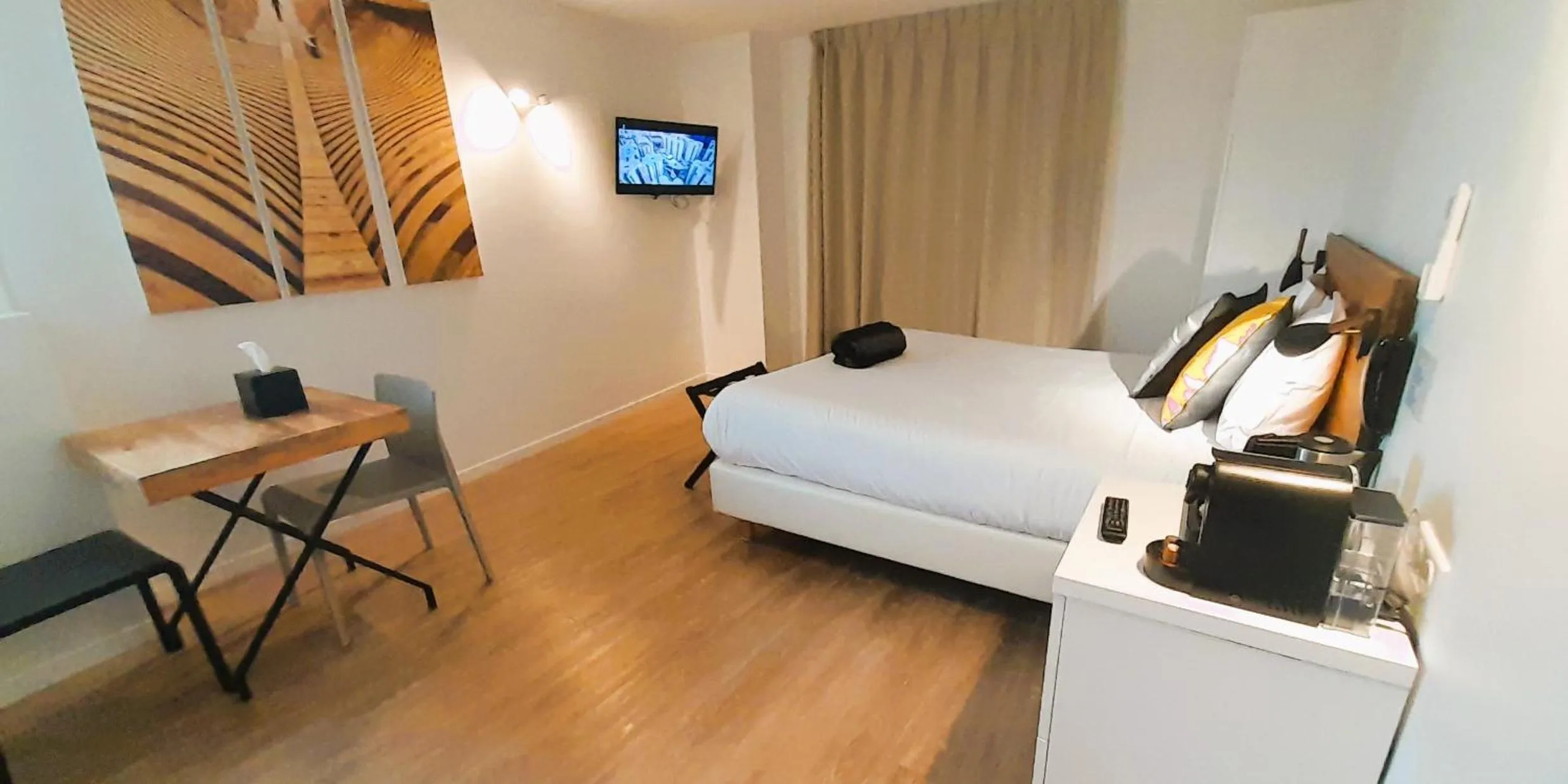 Coffee/tea facilities, Bed in Hotel La Marine, Vieux Port