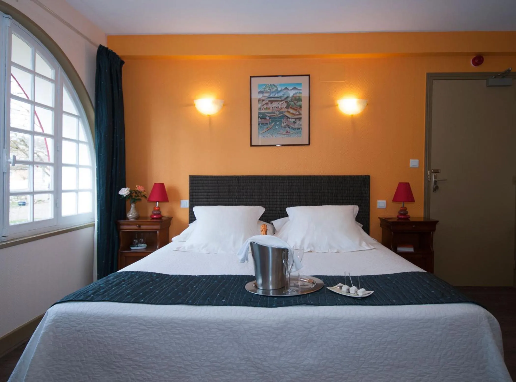 Bed in Logis Hôtel Restaurant Le Coq Hardi