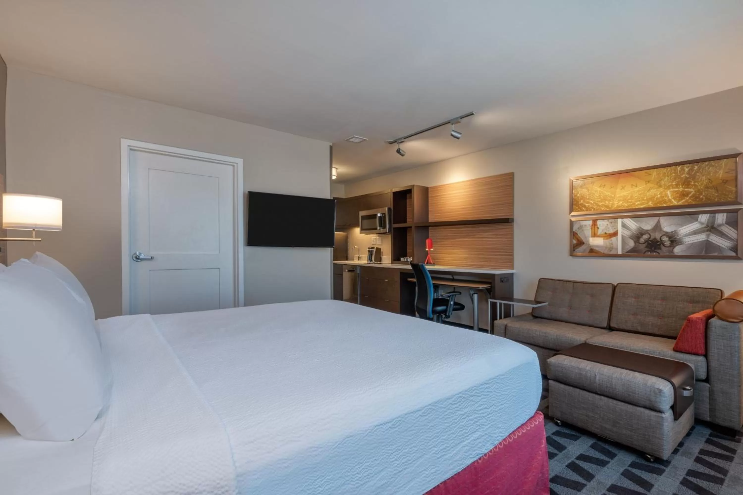 Photo of the whole room, Bed in TownePlace Suites by Marriott Indianapolis Airport