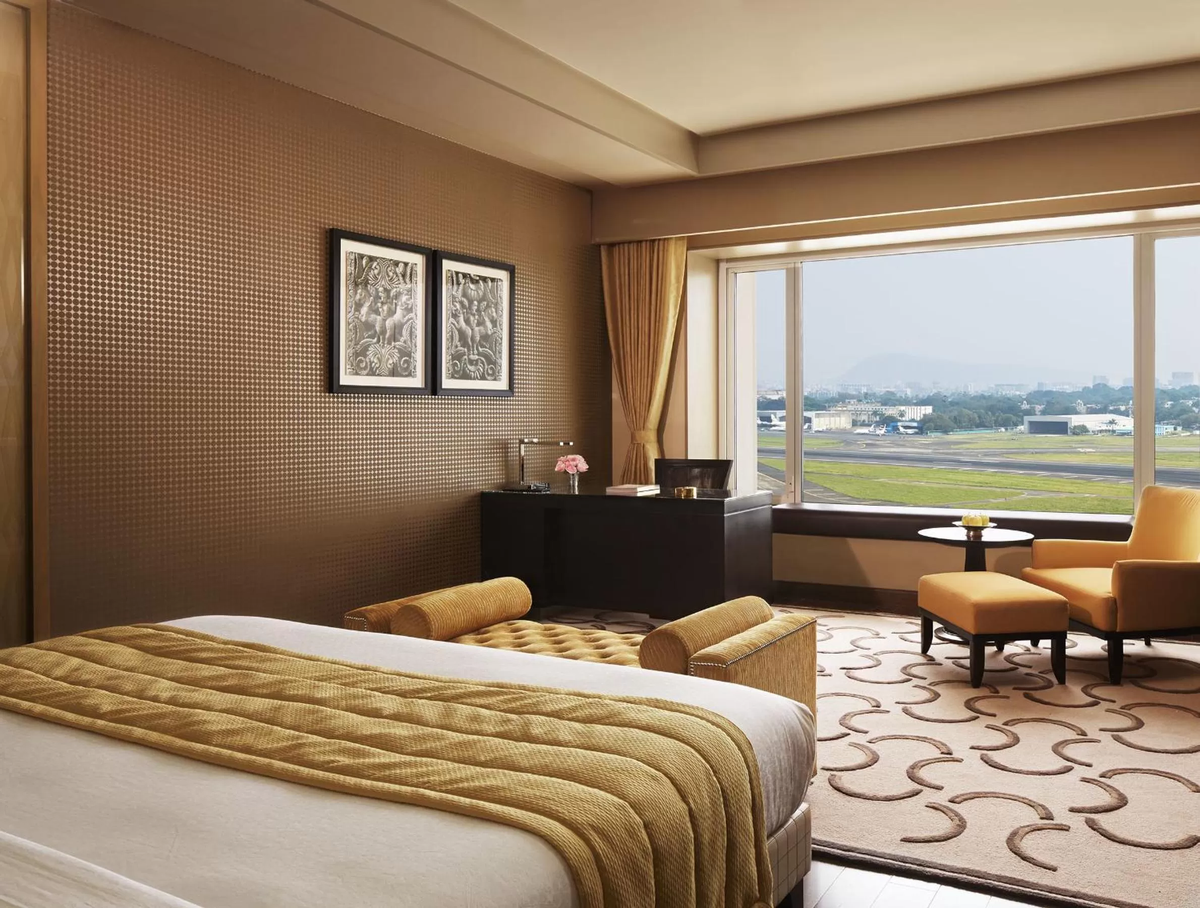 Photo of the whole room, Bed in Taj Santacruz