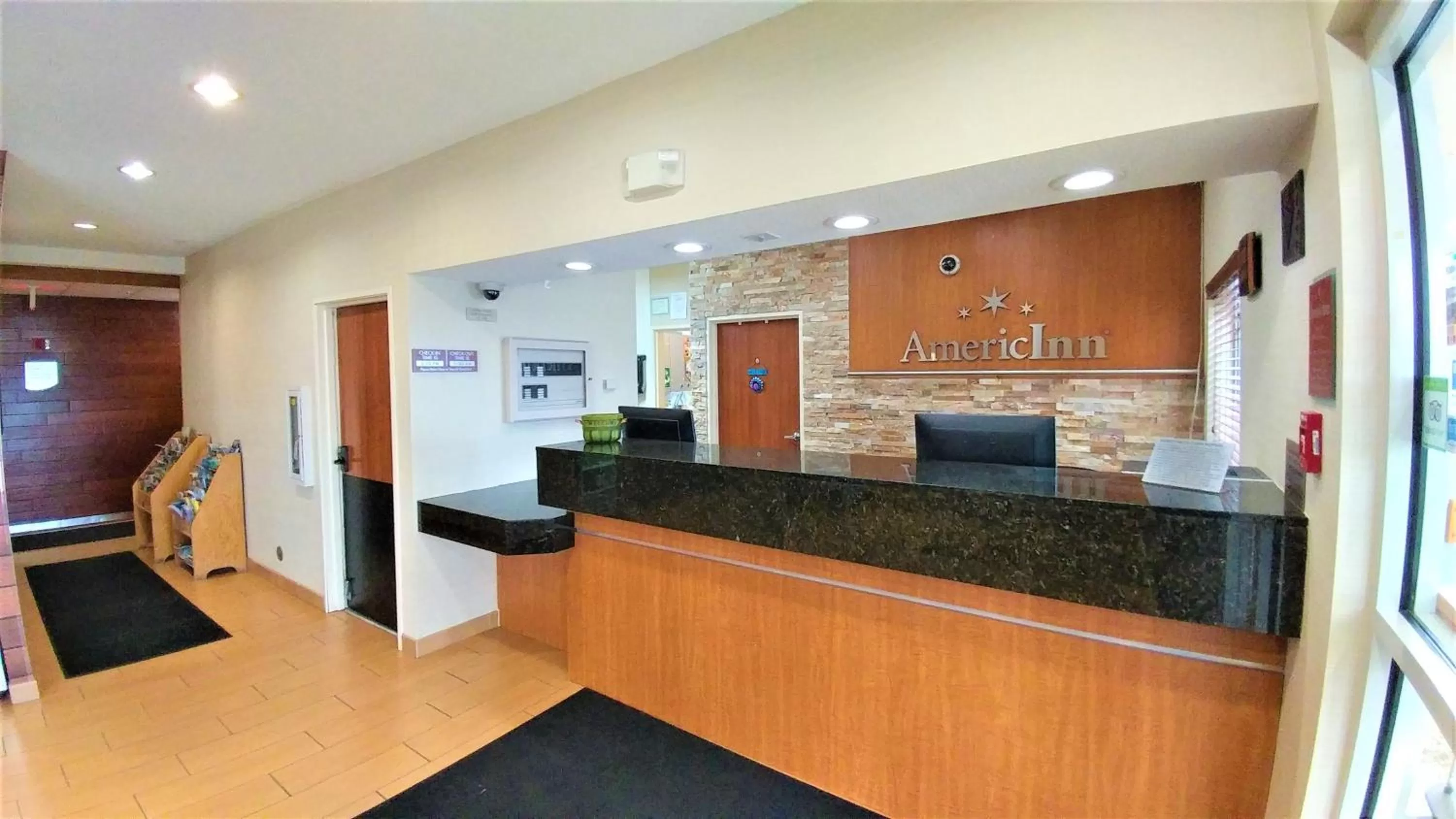 Lobby or reception in AmericInn by Wyndham Duluth
