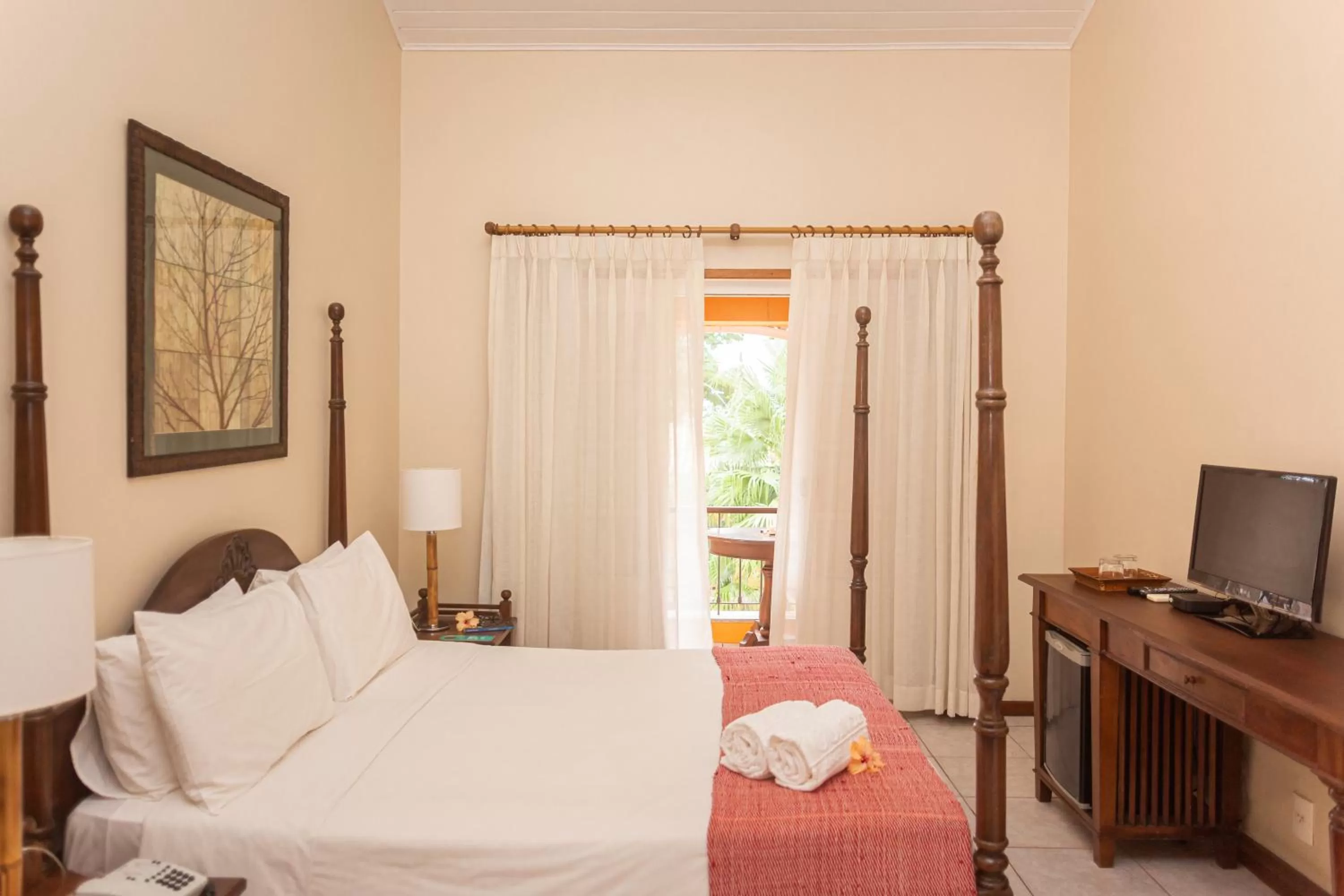 Photo of the whole room, Bed in Pousada Corsario Buzios