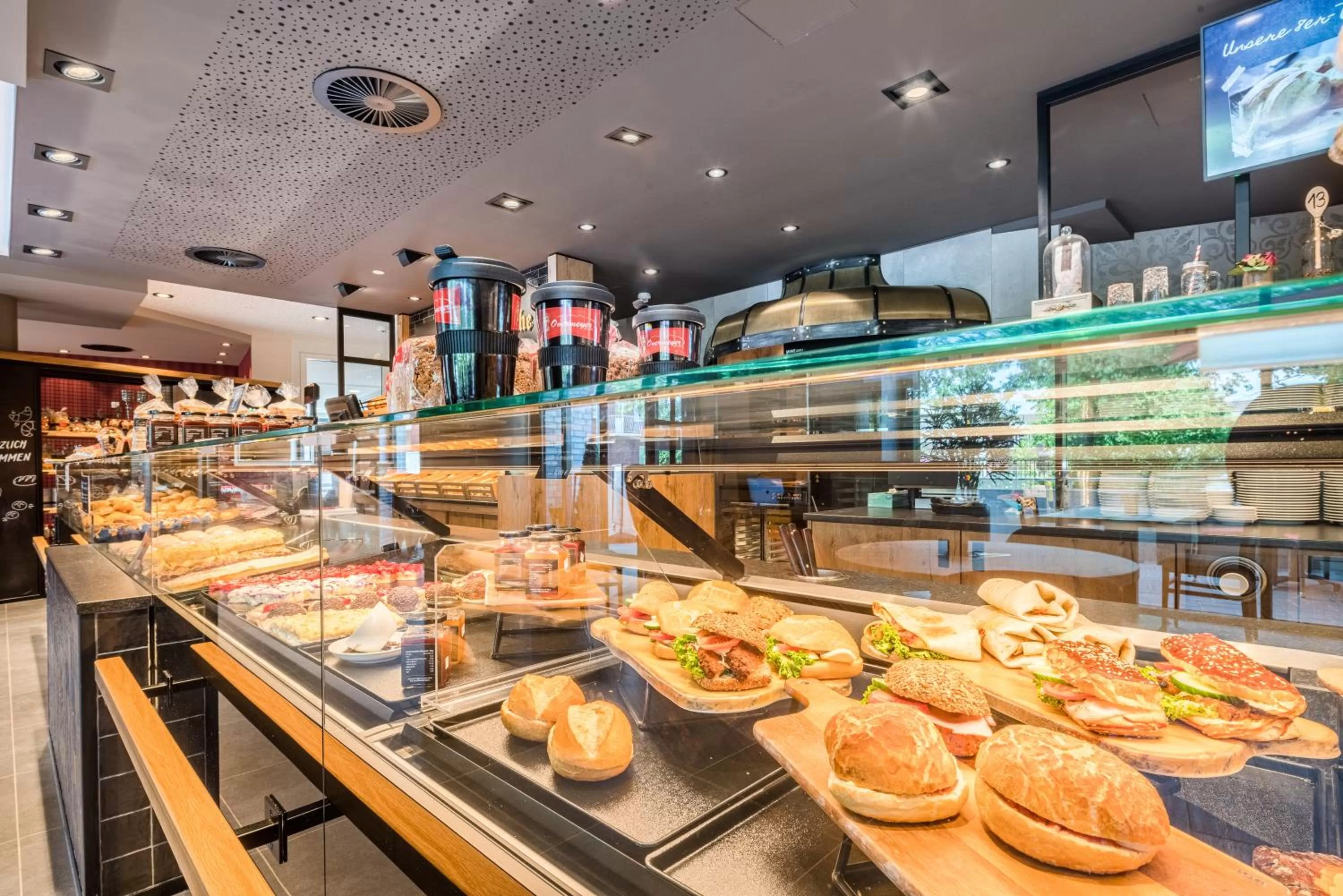 Continental breakfast in Stadthotel Lohne, Self Check In, mit Bäckerei und Cafe