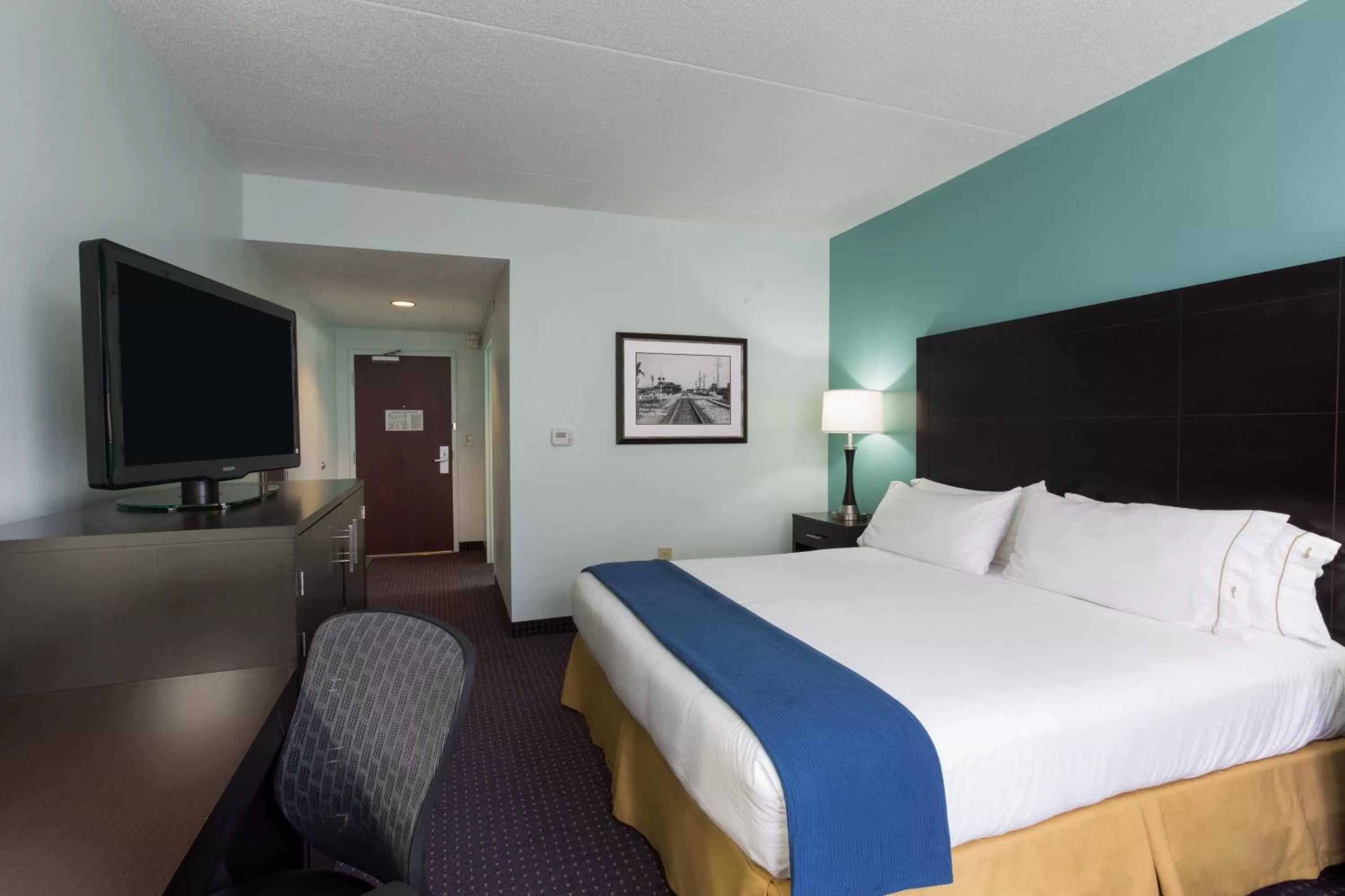 Photo of the whole room, Bed in Holiday Inn Express & Suites Plant City by IHG