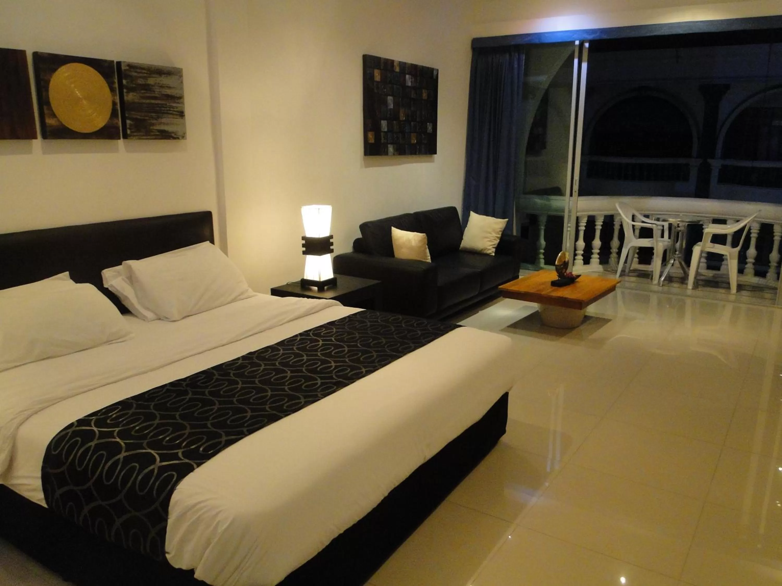 Photo of the whole room, Bed in East Suites