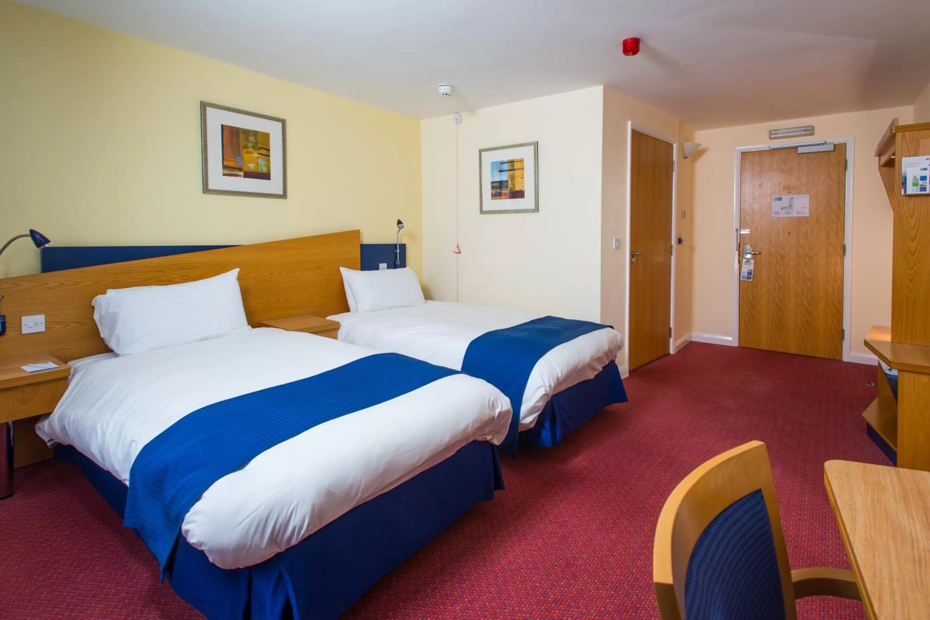 Photo of the whole room, Bed in Holiday Inn Express Bradford City Centre by IHG