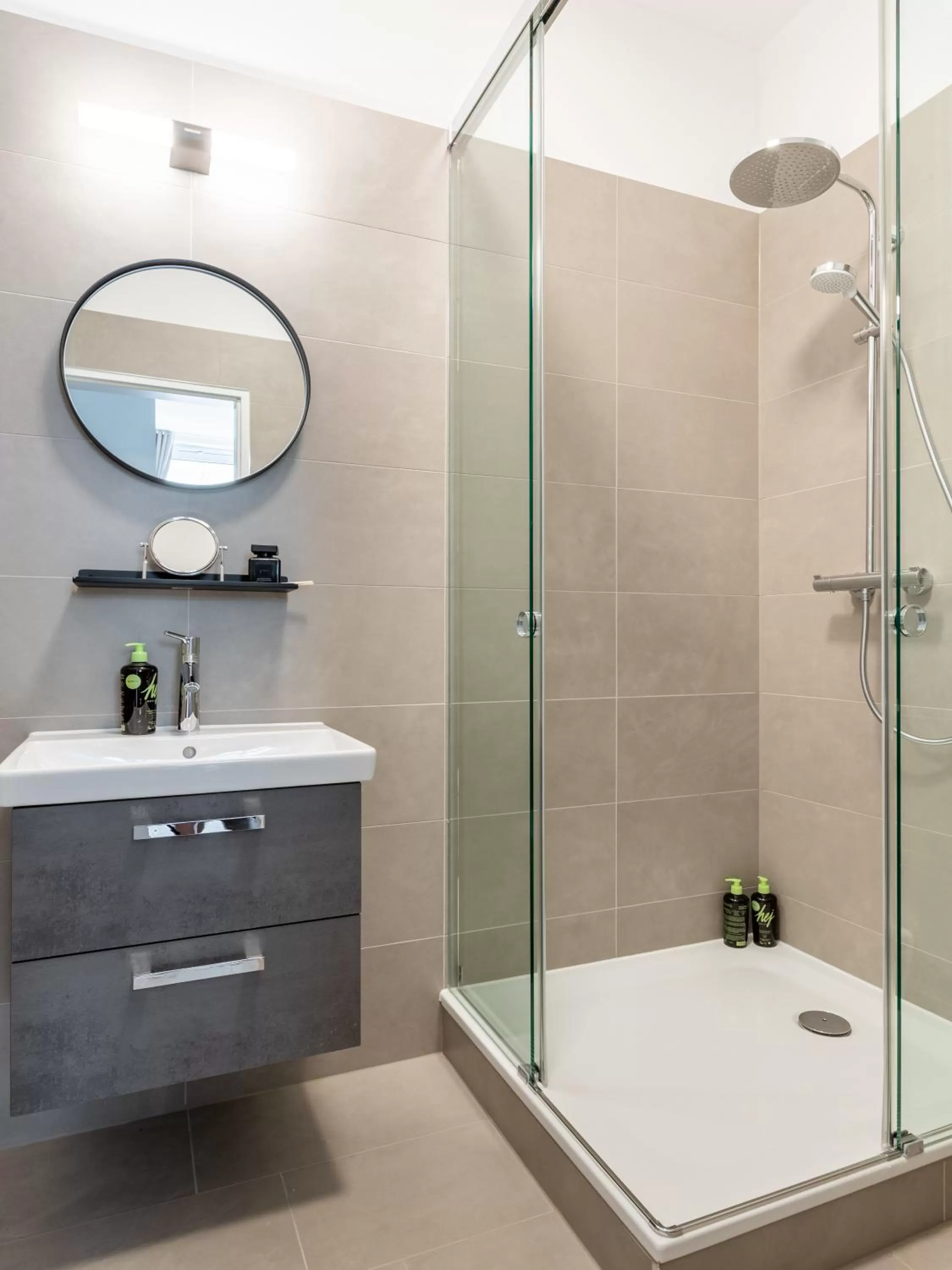 Shower in Limehome Berlin Luise Henriette Str - Digital Access