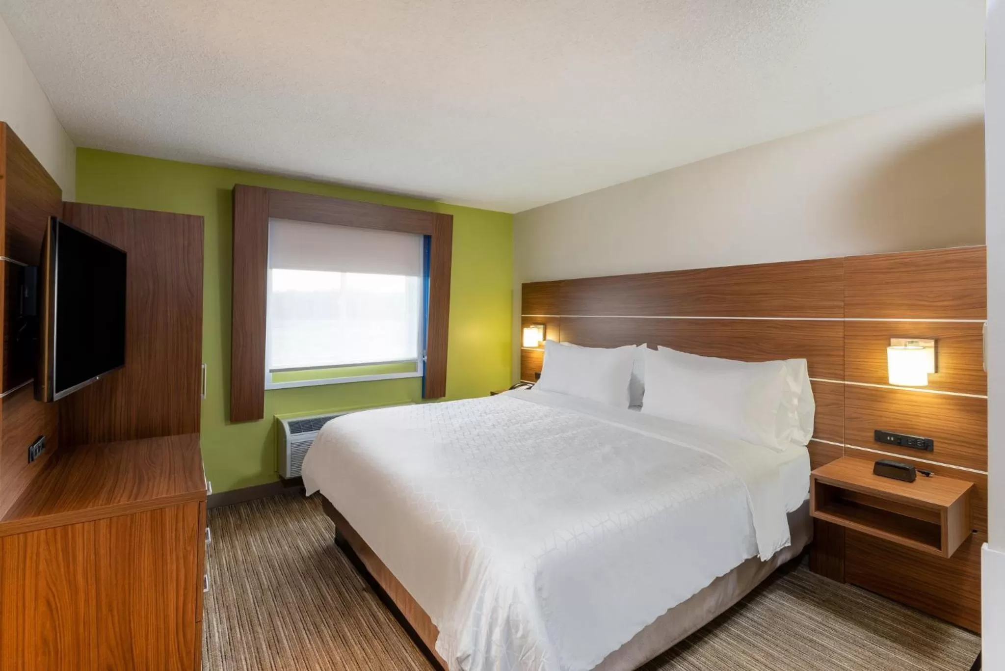 Photo of the whole room, Bed in Holiday Inn Express Vermilion by IHG