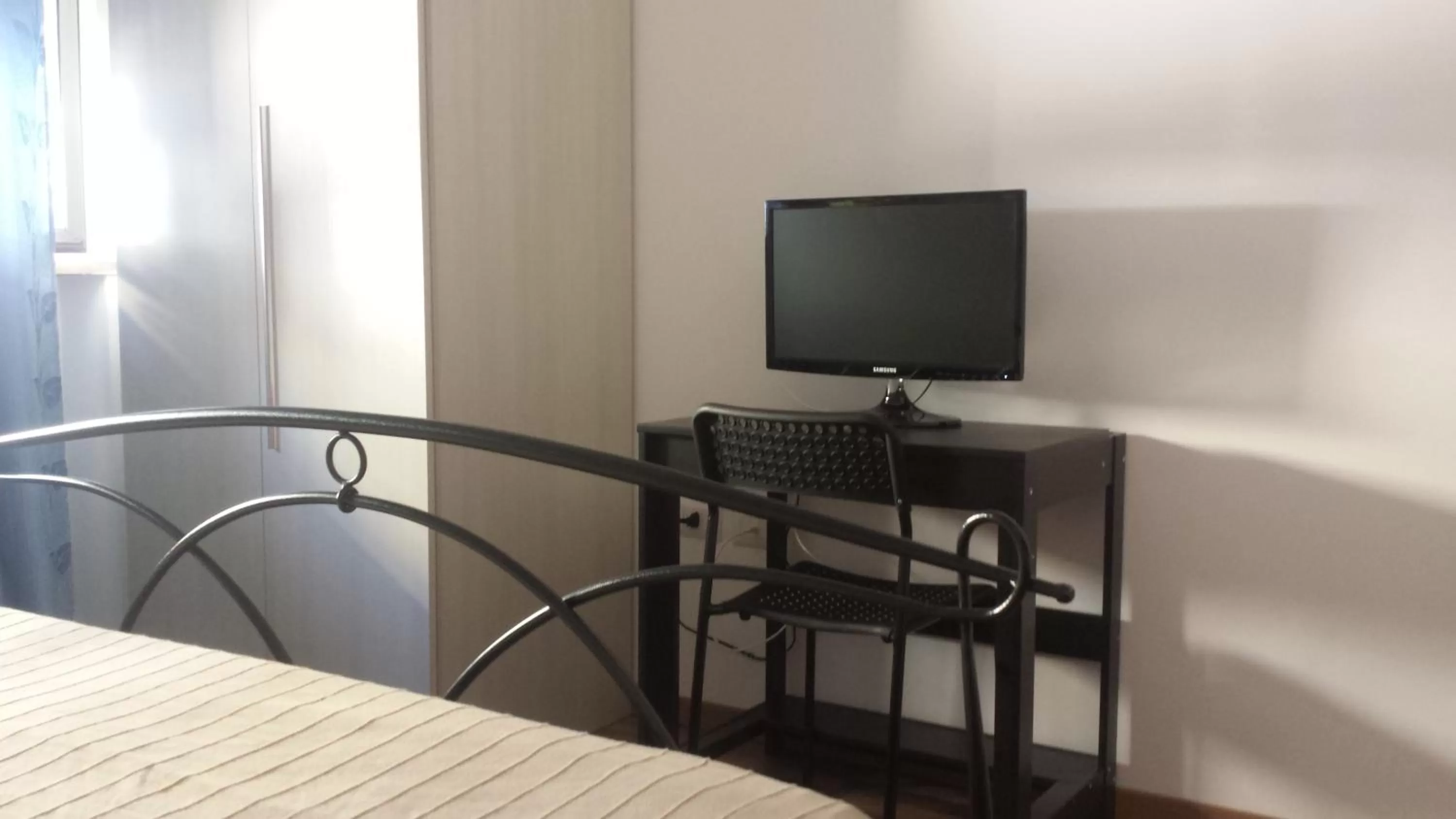 Day, TV/Entertainment Center in B&B D'Amare