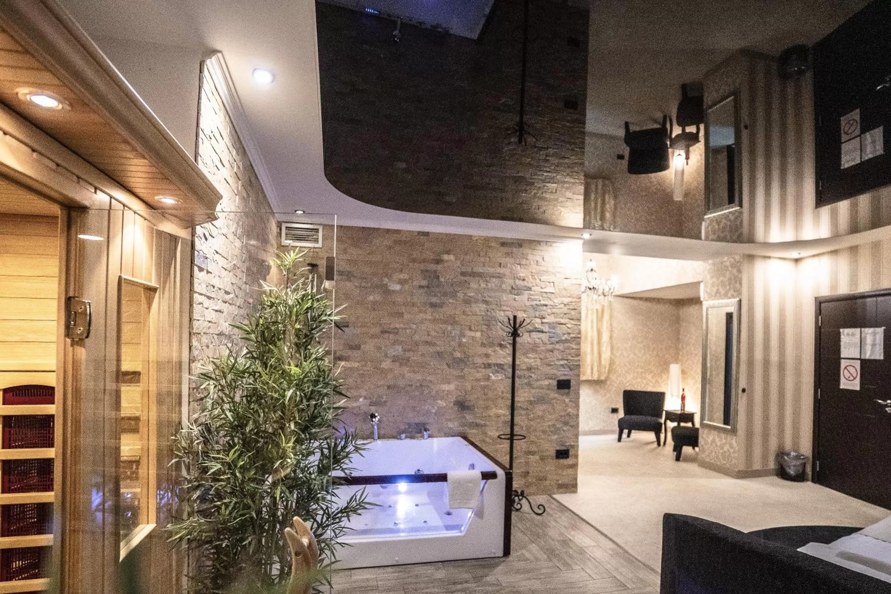 Deluxe Double Room with Spa Bath and Sauna in Madison - Square Sava