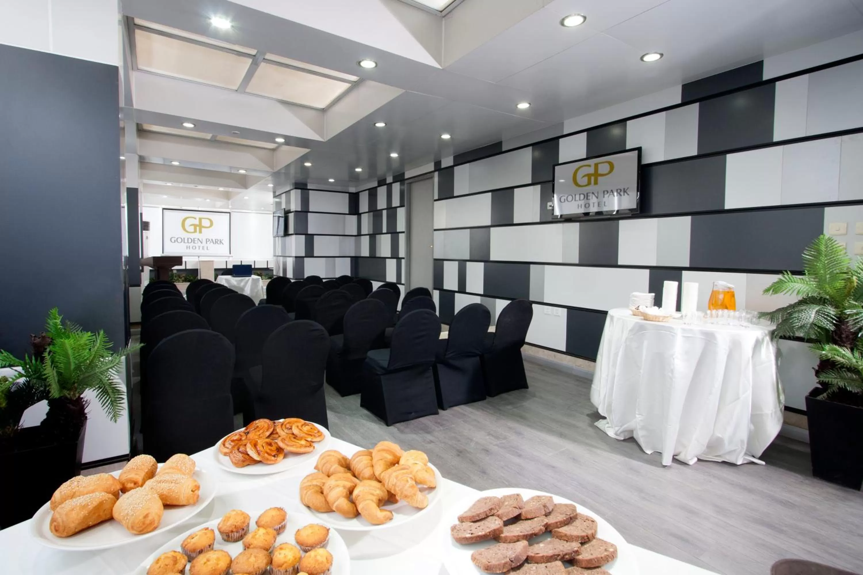 Restaurant/places to eat in Golden Park Hotel Cairo, Heliopolis